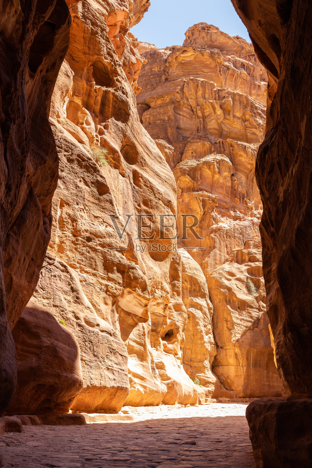 约旦佩特拉市的Siq峡谷石灰岩照片摄影图片