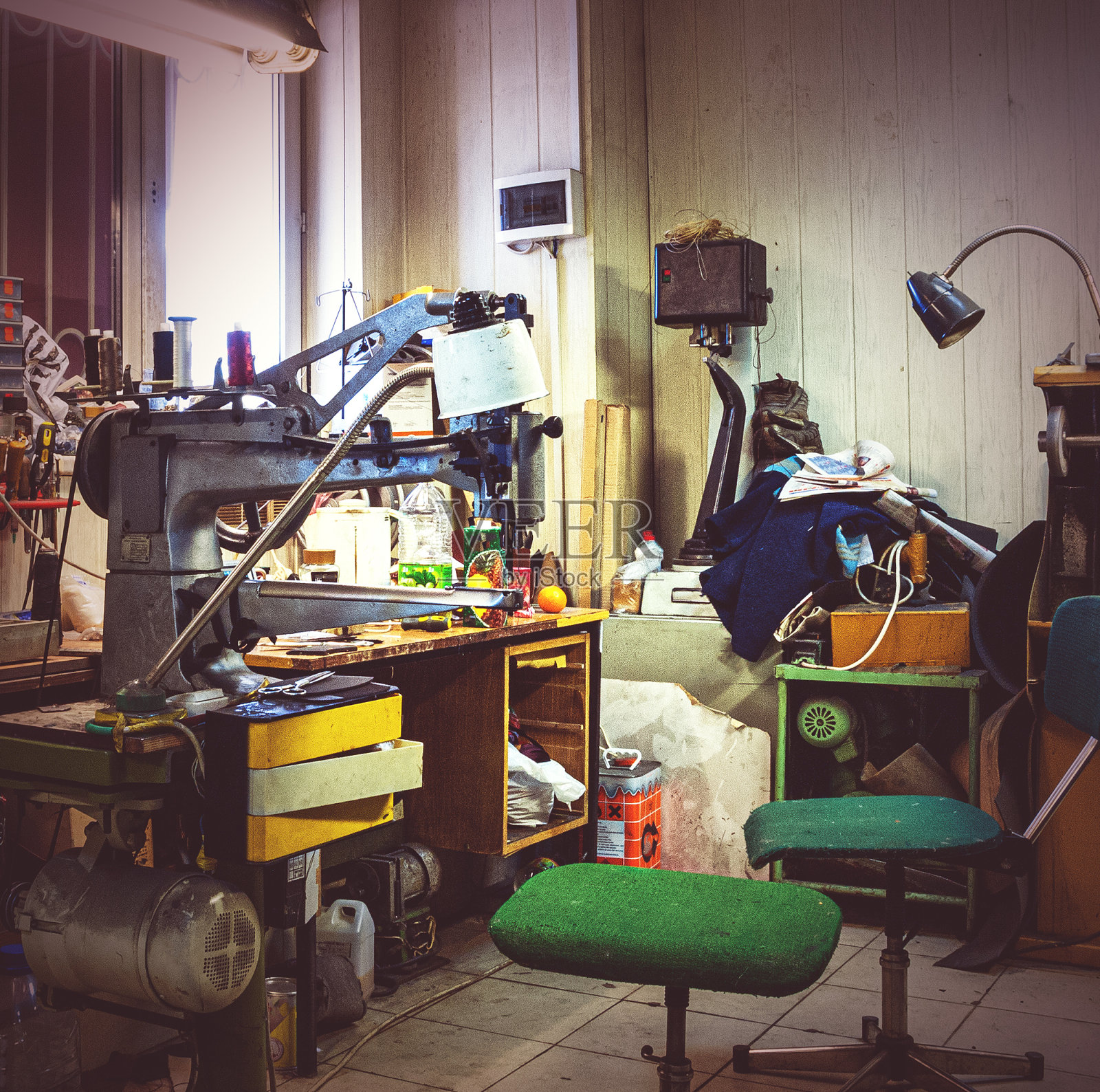 旧鞋维修车间服务照片摄影图片