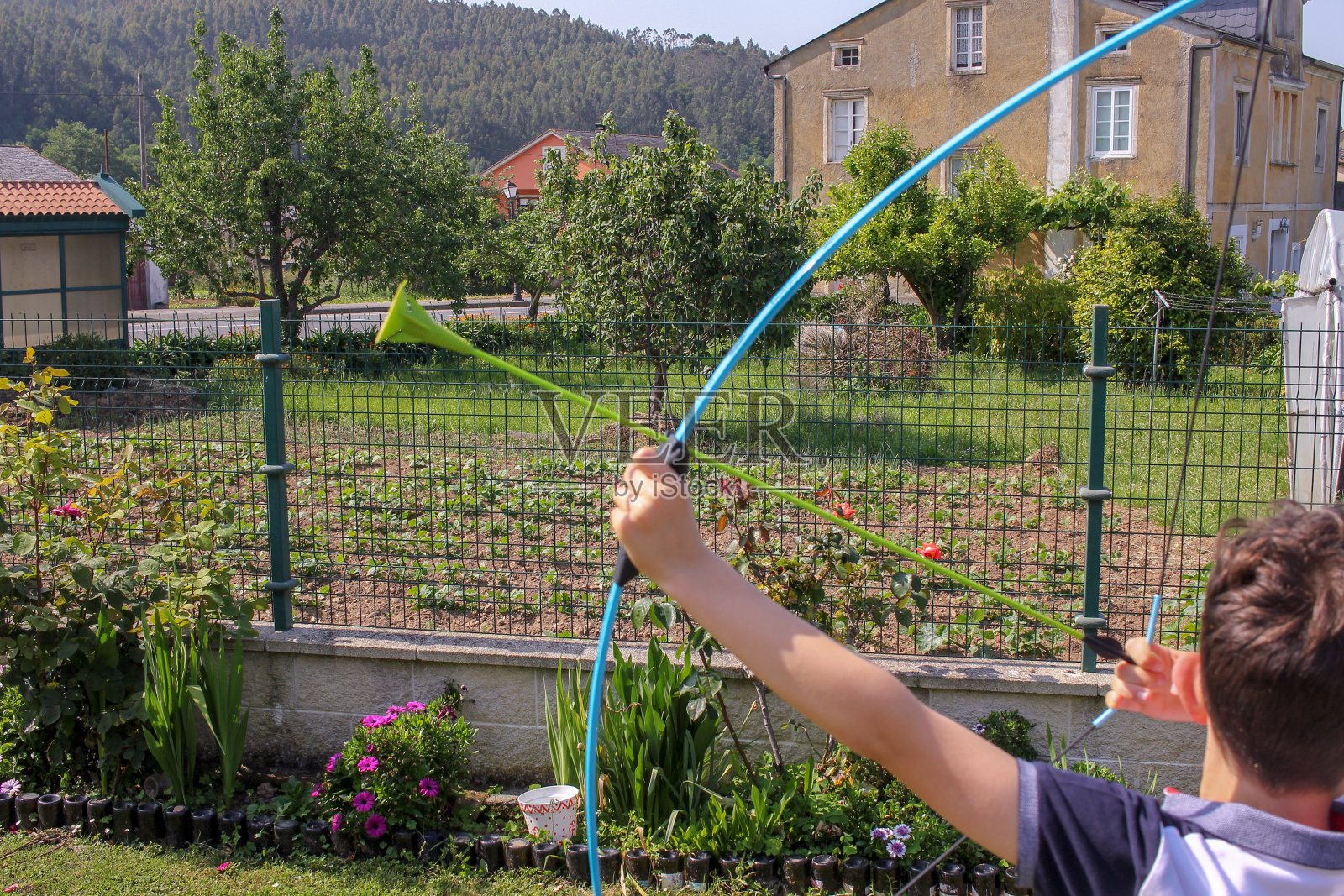 一个小男孩在玩射箭照片摄影图片