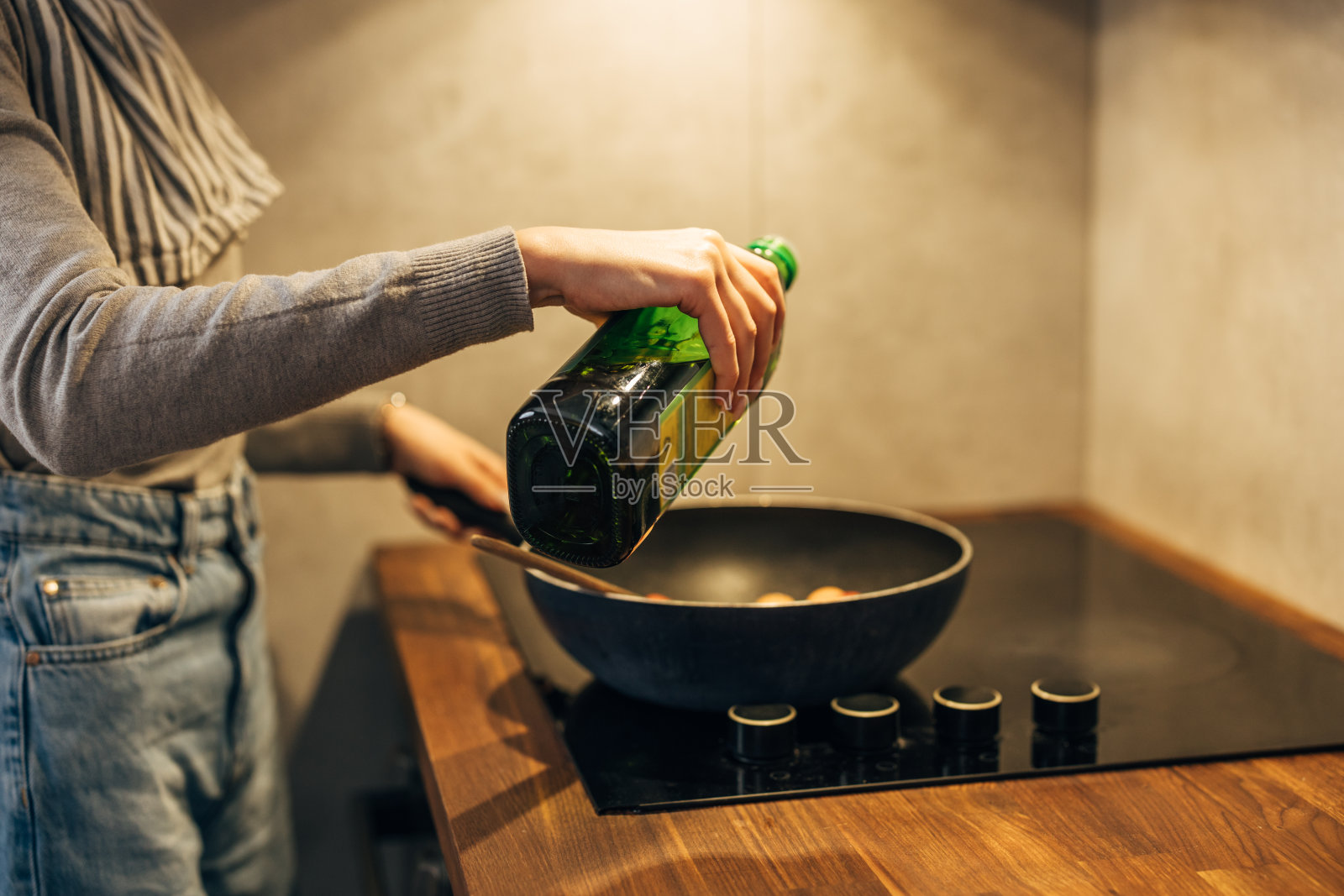 年轻的成年女学生在家照片摄影图片