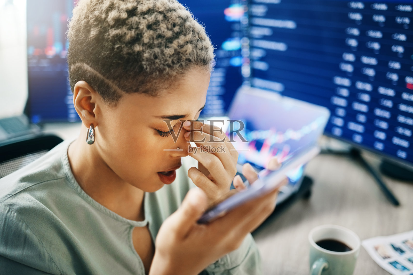 扬声器电话，头痛和商业女性沮丧的投资错误，债务或会计问题。语音记录，手机录音和沮丧的经纪人谈论交易错误照片摄影图片