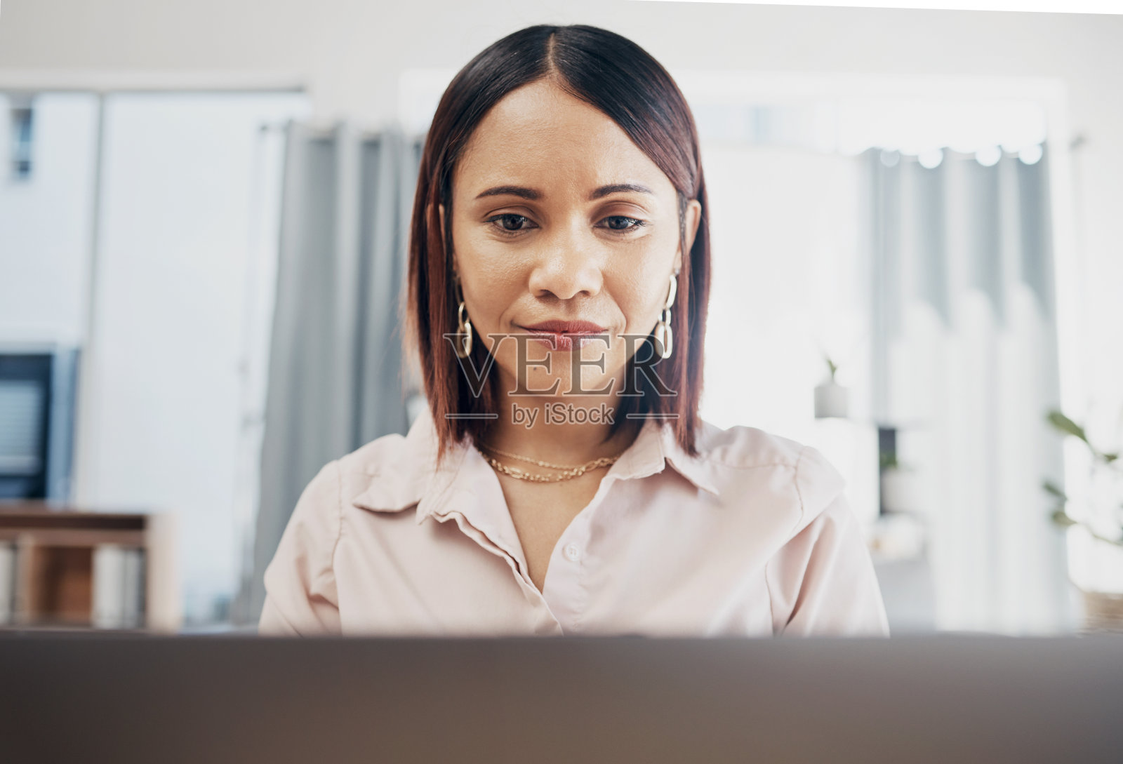 网页设计师，笔记本电脑和商务女性与数据项目提案在办公室在线。更新报告，女性专业人士，从事电脑打字和技术工作，为网站分析做研究照片摄影图片