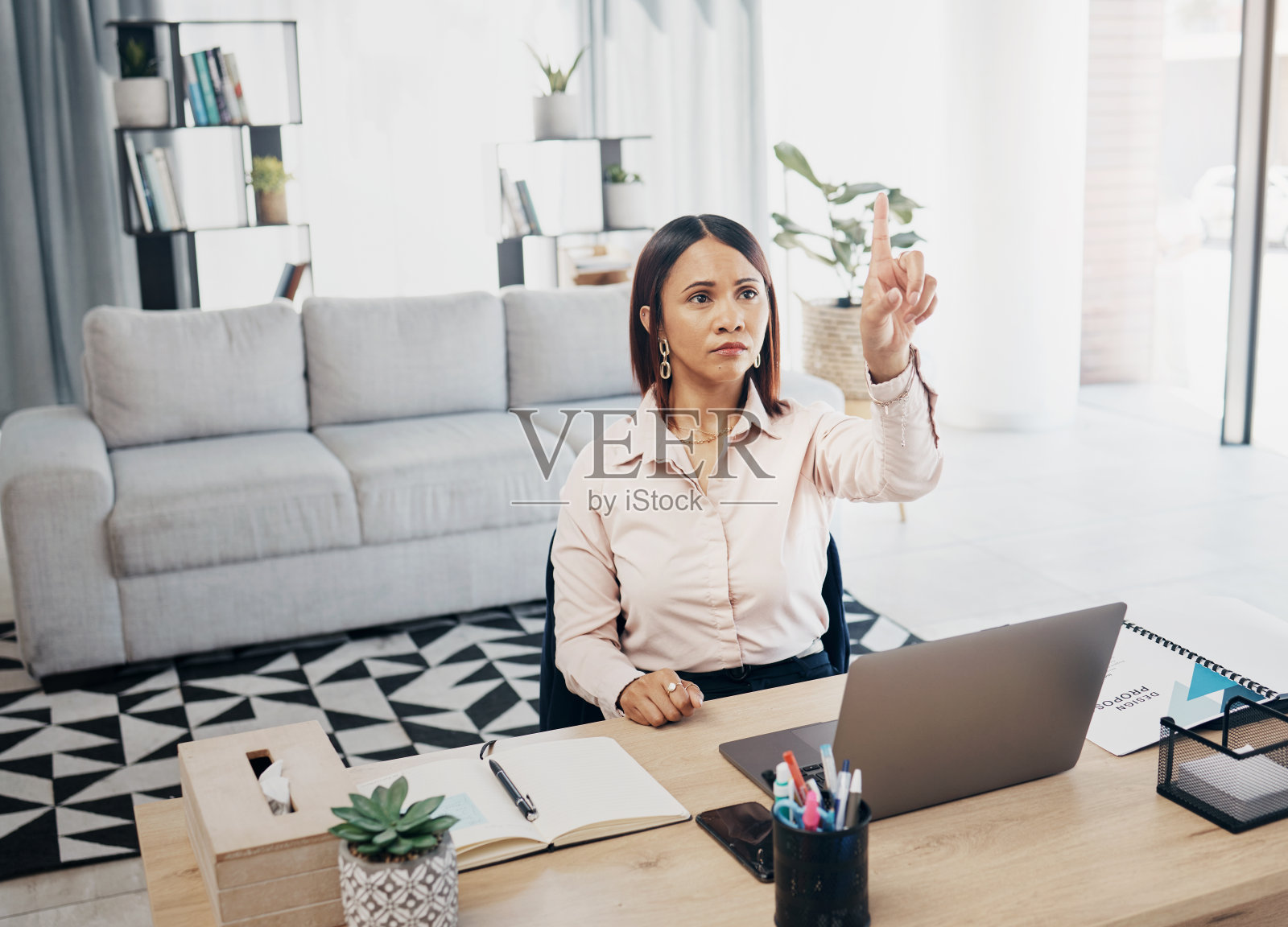 新闻，远程工作和商务女性在虚拟虚拟世界的在线演示或视频通话与连接。计划，网络和员工在家庭办公室用笔记本电脑制定战略照片摄影图片
