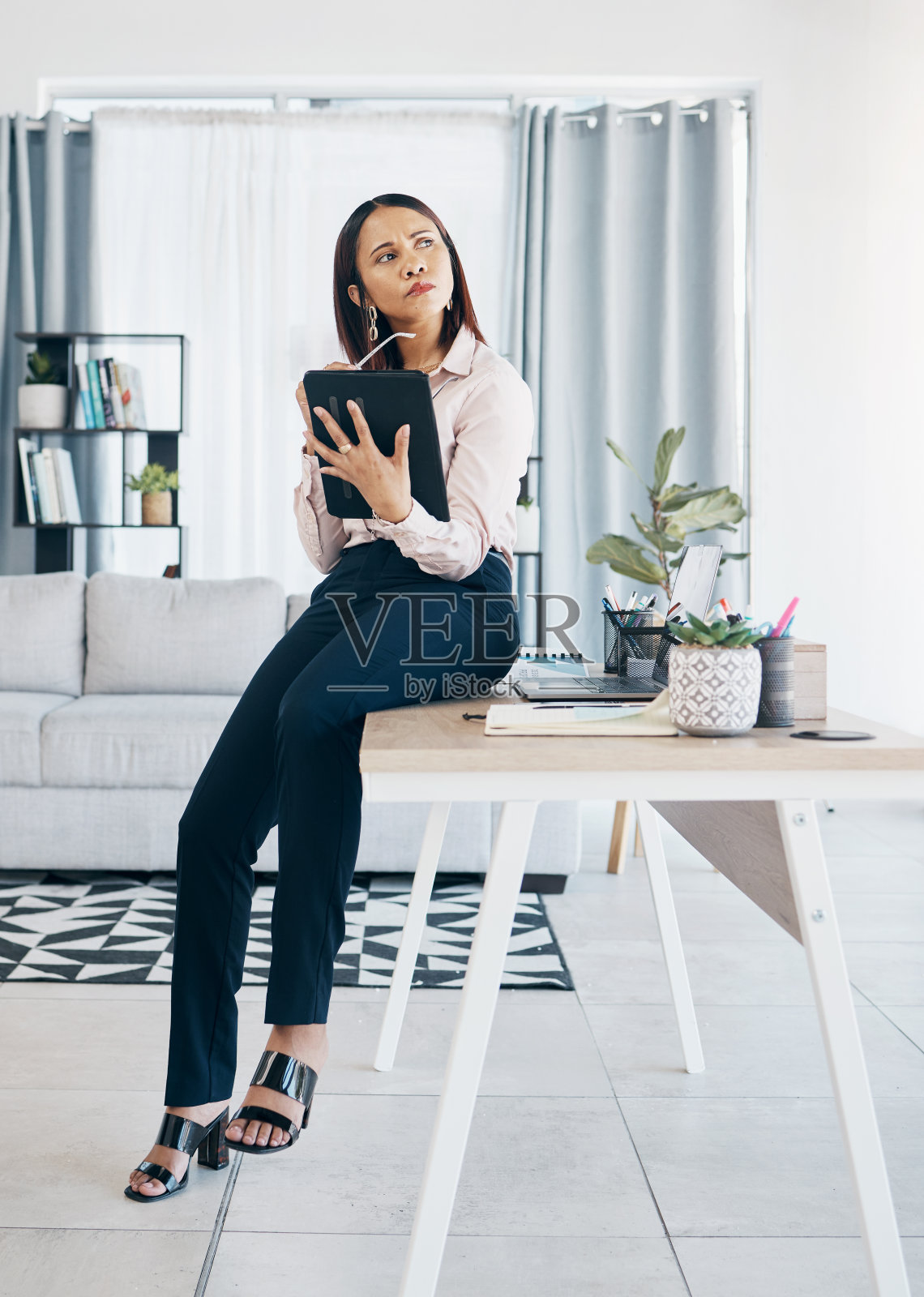 现代办公室的女性思维有平板电脑、创意或电子邮件、人力资源安排和在线报告反馈。人力资源机构的商务女性，在数字应用程序上进行研究，解决问题或沟通照片摄影图片