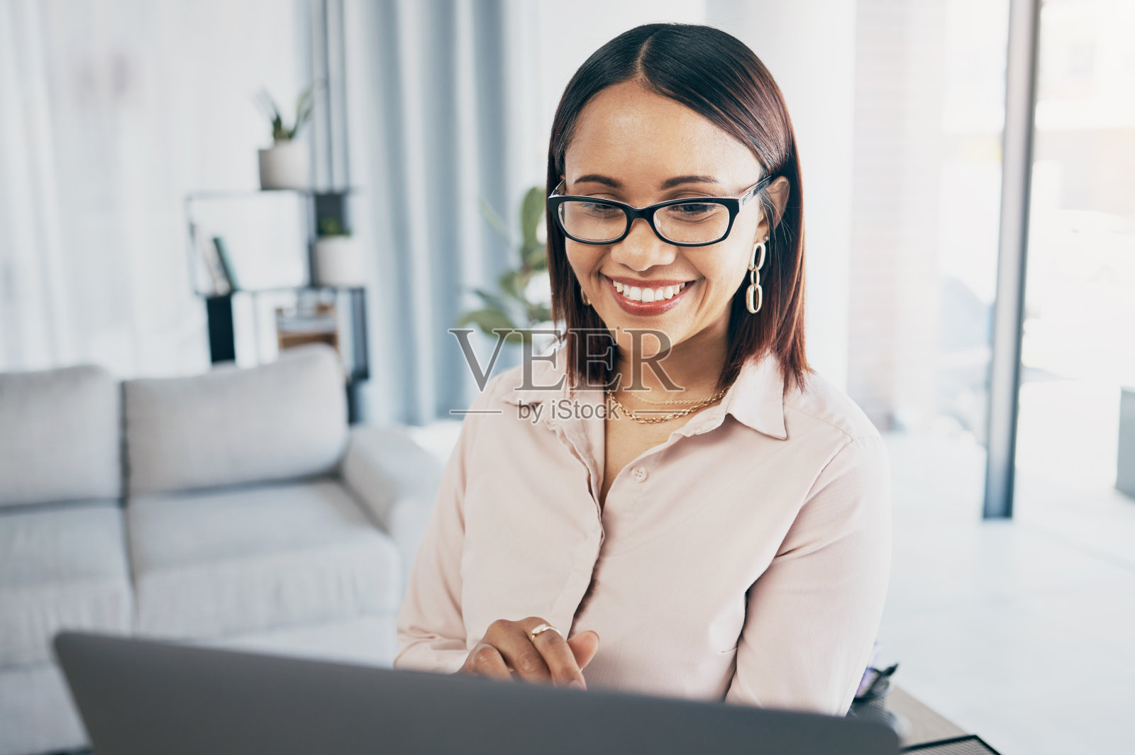 快乐的，笔记本电脑和商务女性在办公室在线审查项目提案。更新报告，女性专业人士，在电脑上打字，为网站分析进行创业工作研究照片摄影图片