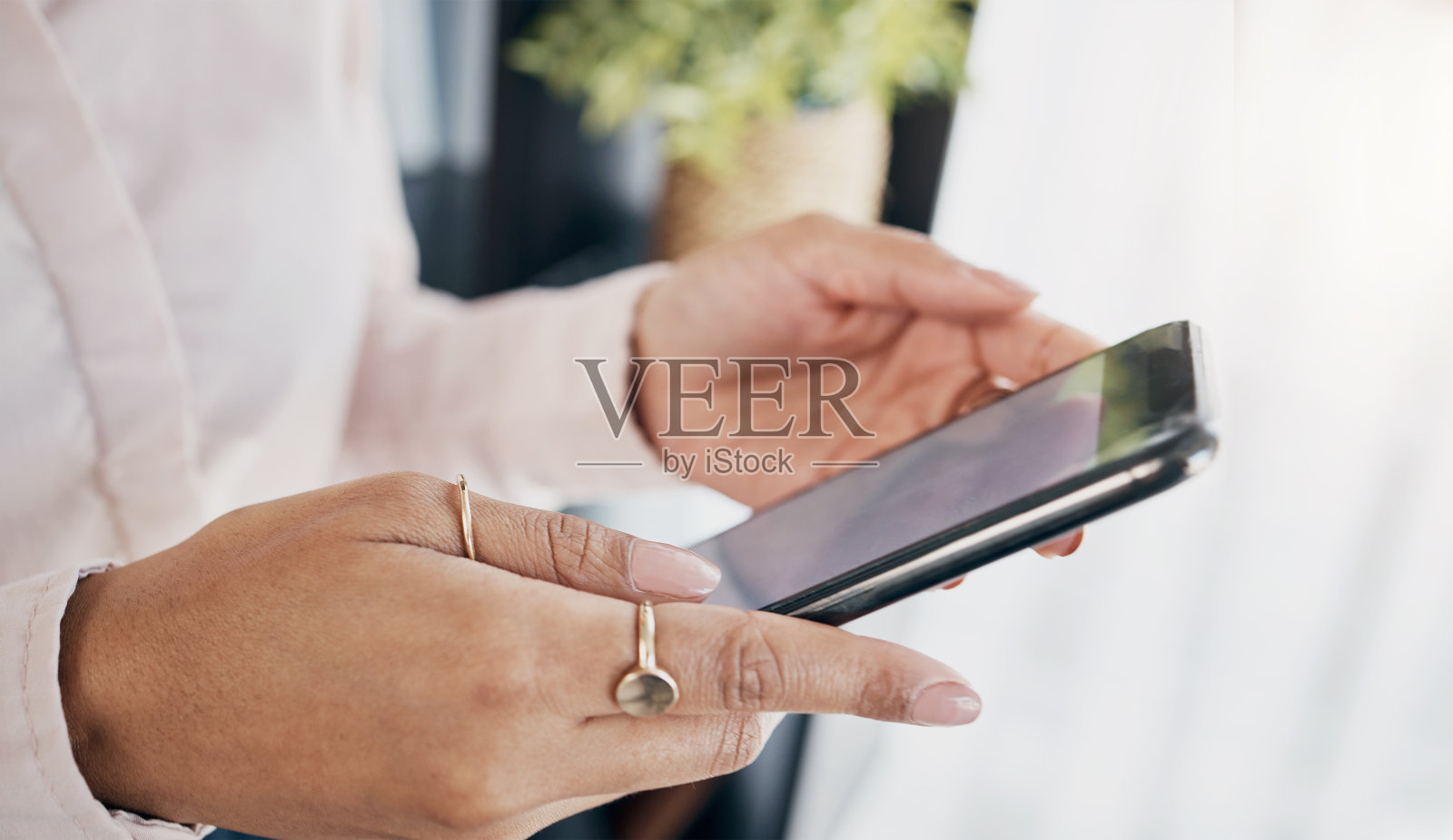 商务女性的手，平板电脑和特写，计划应用程序或在办公室阅读电子邮件通知。企业家，员工和数字触摸屏的数据分析，联系或安排在工作场所照片摄影图片