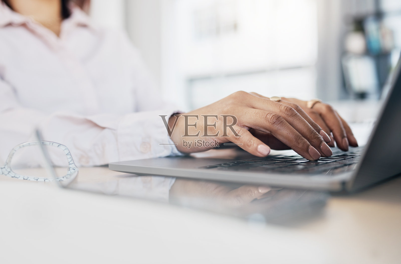 笔记本电脑，手和商务女性打字应用程序线框图，网页设计或检查搜索引擎的开发。SEO研究，报告和特写网页设计师在公司网站设计过程中工作照片摄影图片