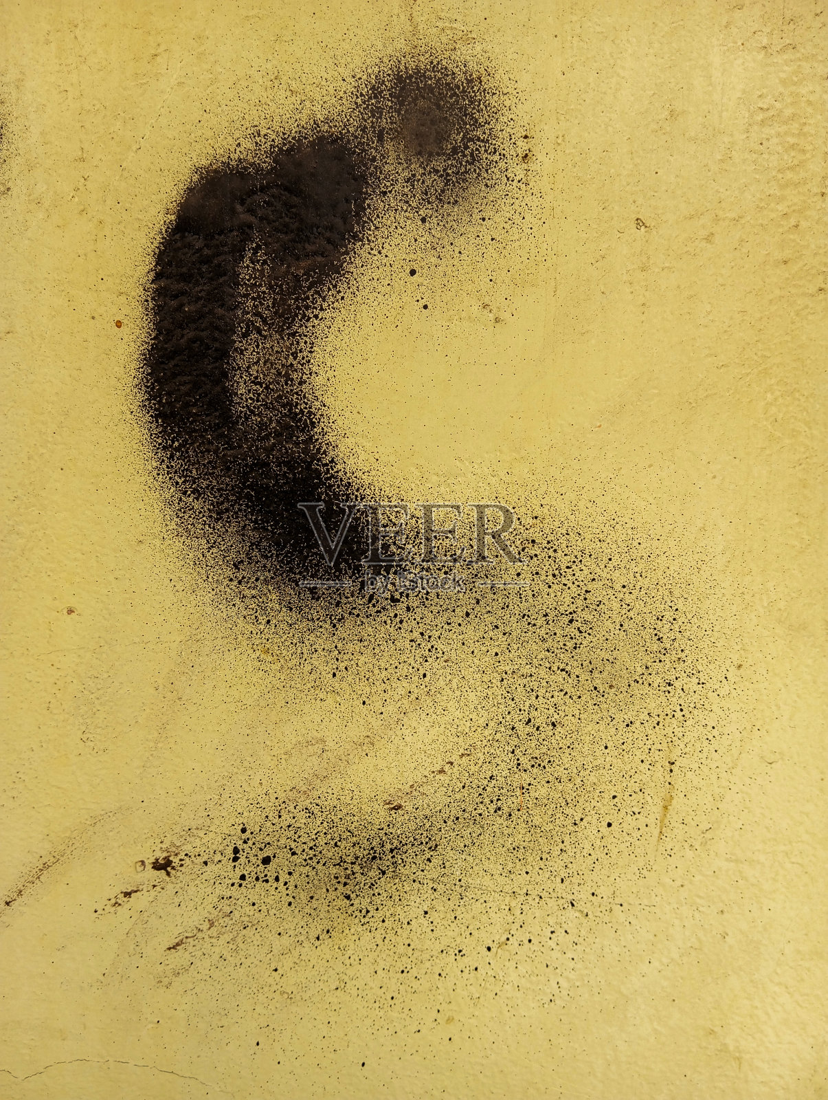 抽象的黑色笔画背景。刷上抽象的黑漆，背景是杂色。脏水泥混凝土墙，涂黑漆。照片摄影图片