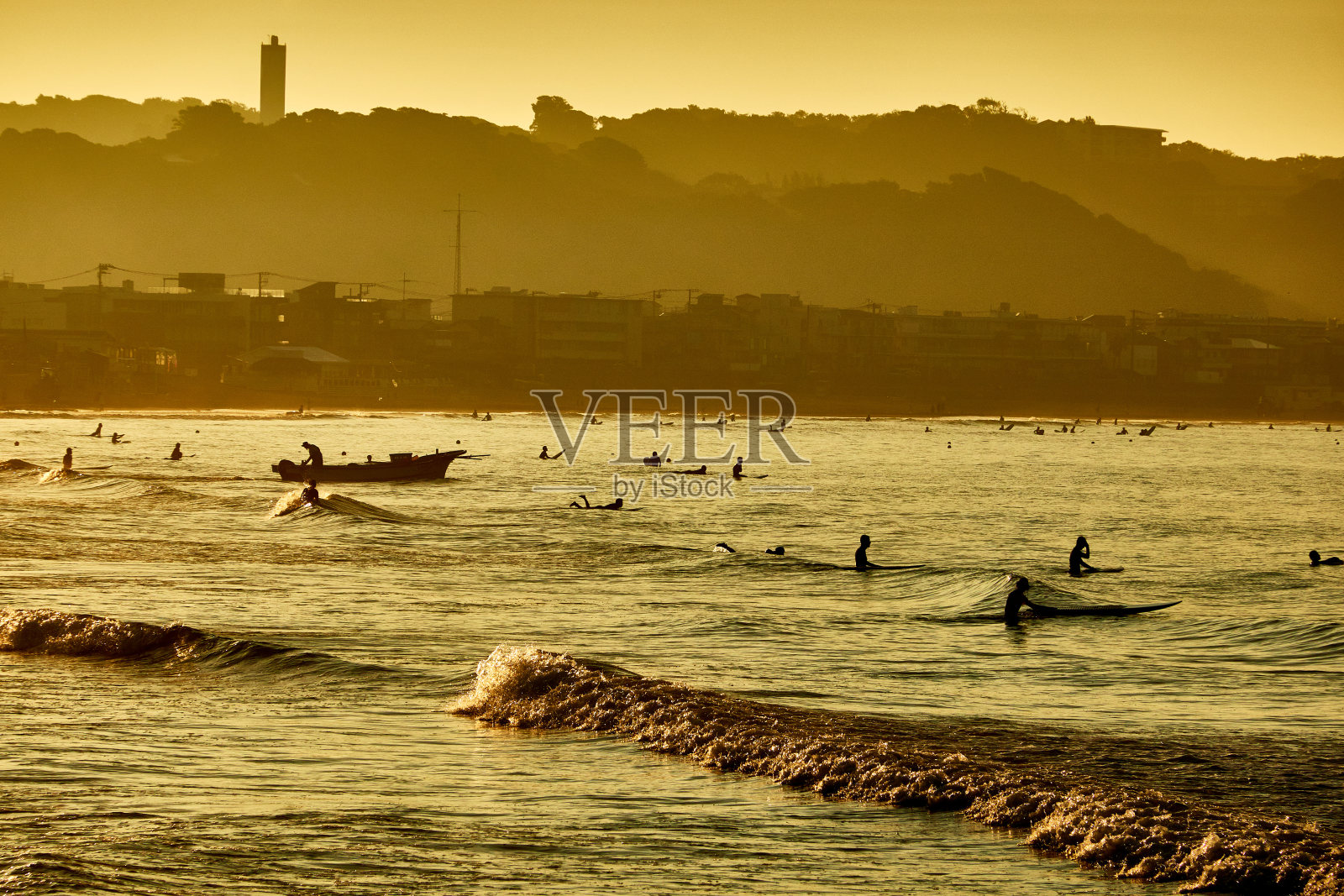 美丽的海滩景色与早晨的海浪照片摄影图片