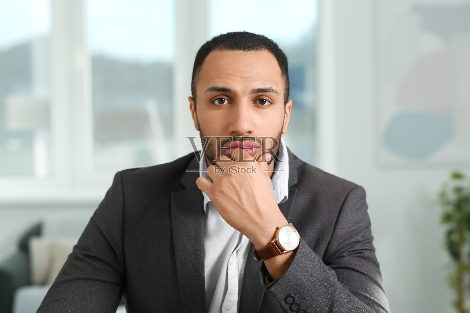 年轻人在家里进行在线视频通话，从摄像头观看照片摄影图片