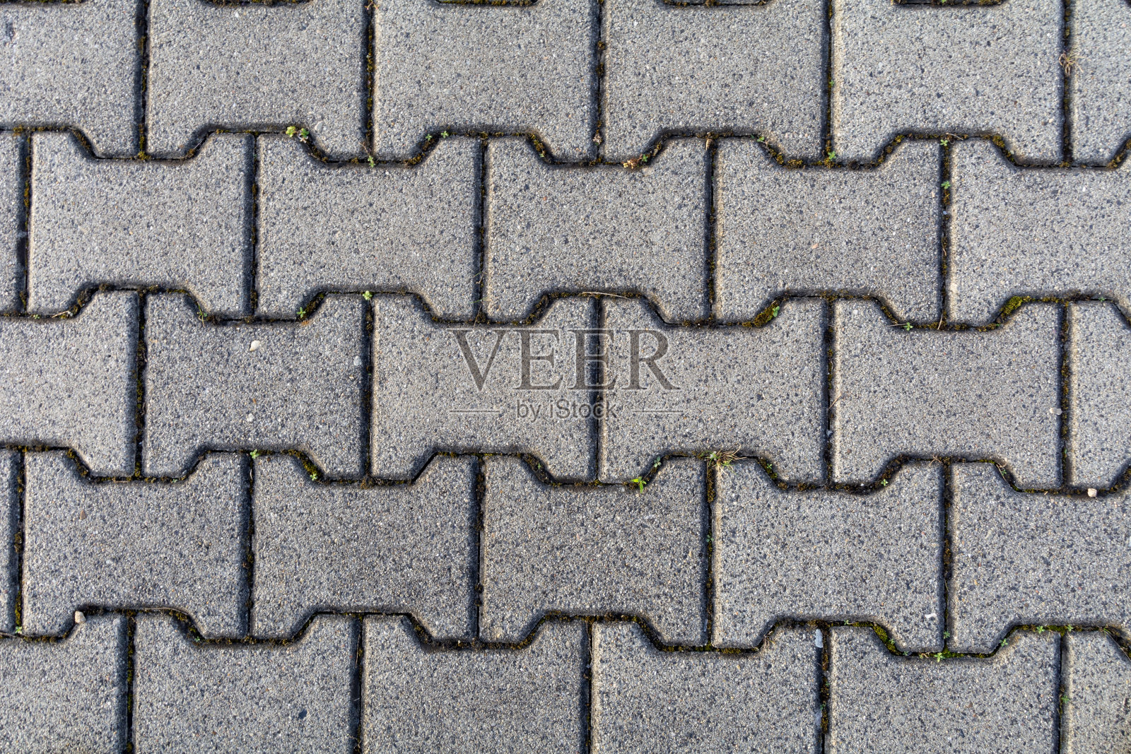 停车场的表面是用混凝土立方体铺成的。照片摄影图片