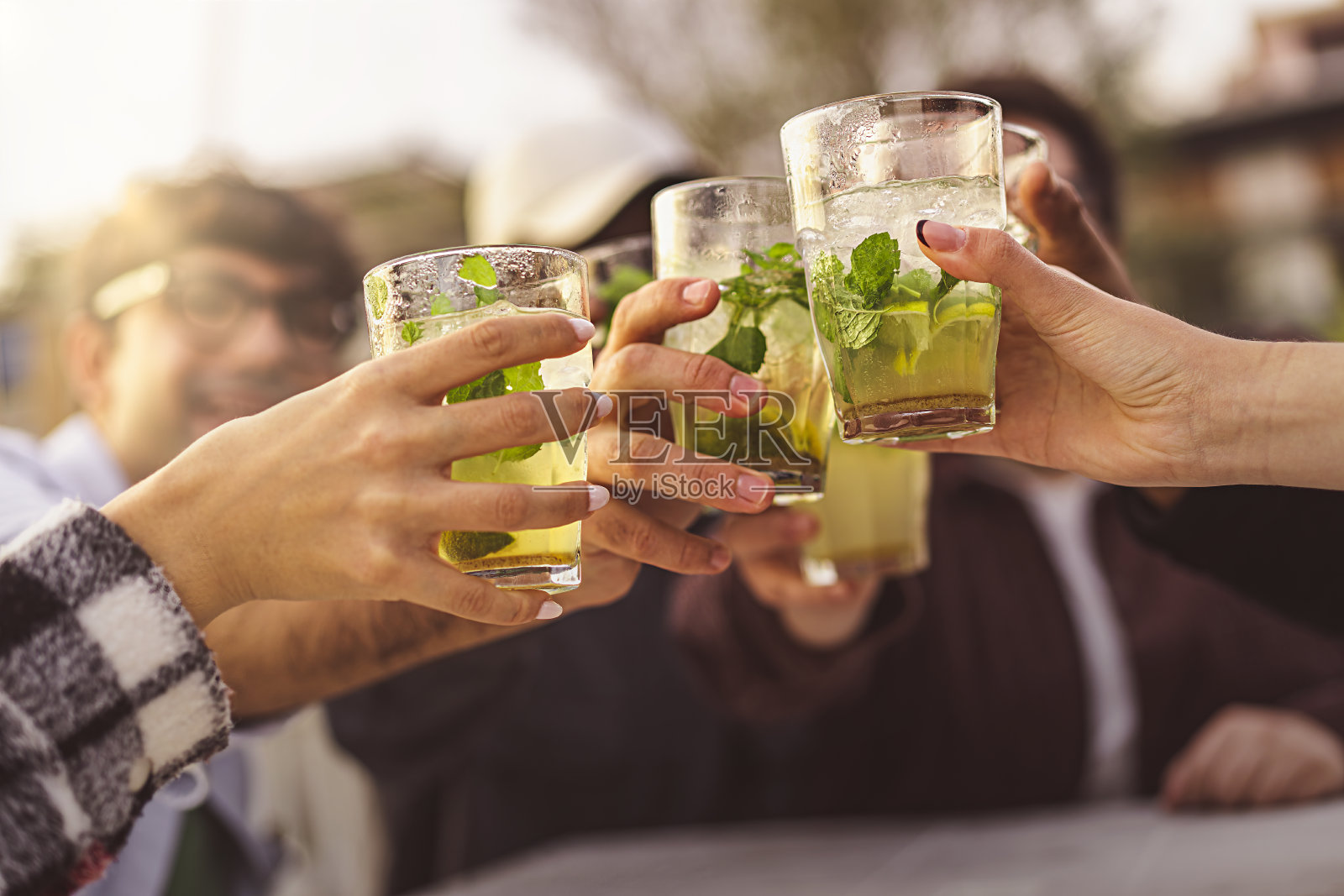 朋友们在户外喝莫吉托照片摄影图片