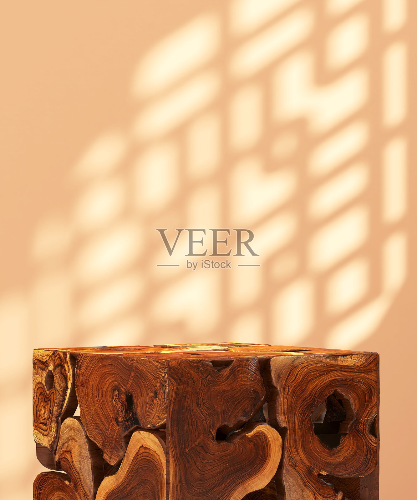 阳光下的棕色天然原木立方体裙台桌，白色米色墙壁上的中式圆窗烧烤阴影照片摄影图片