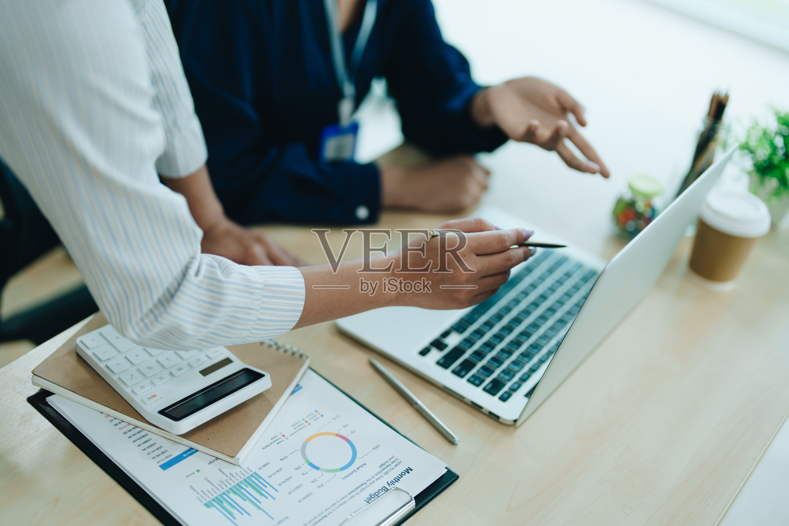 创业时，商务顾问在会议室解释公司的战略规划、财务投资、团队合作、文书审核和讨论公司的市场、利润、预算。照片摄影图片