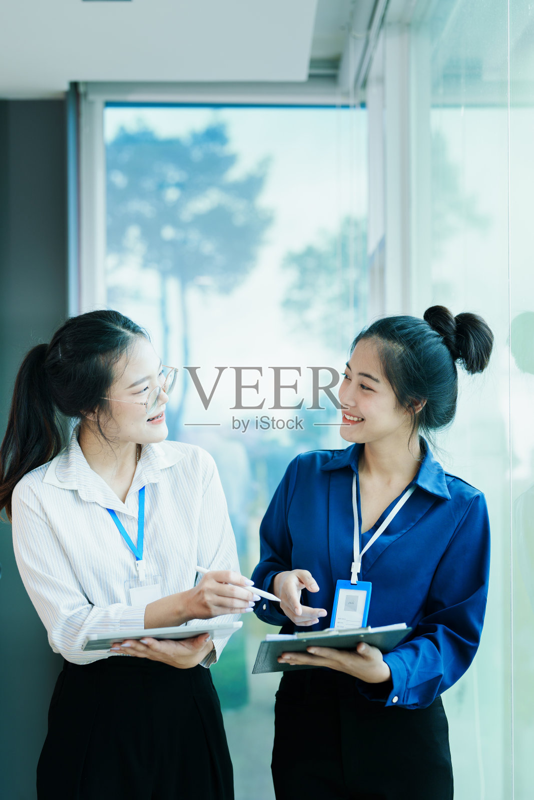 创业时，商务顾问在会议室解释公司的战略规划、财务投资、团队合作、文书审核和讨论公司的市场、利润、预算。照片摄影图片