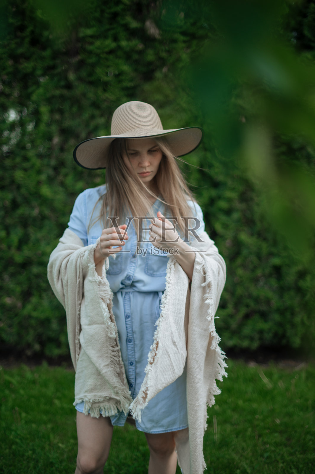 戴着帽子的浪漫女孩在公园野餐照片摄影图片