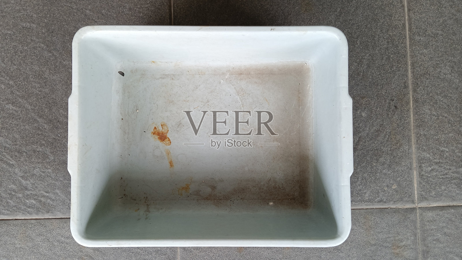 使用矩形灰色塑料容器。照片摄影图片