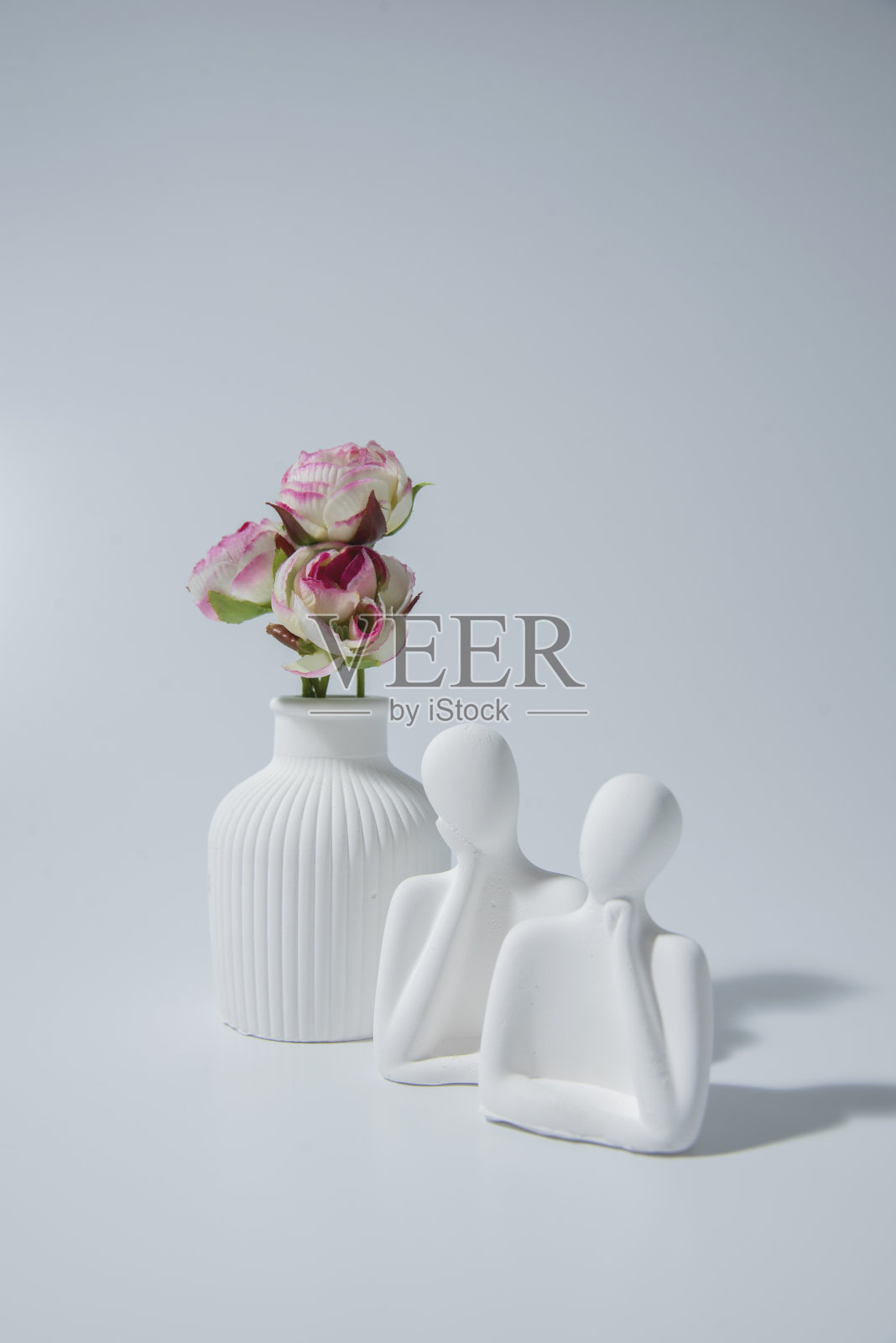 小白色陶瓷花瓶-人类夫妇的雕像。手工制作的象征性陶瓷小雕像照片摄影图片