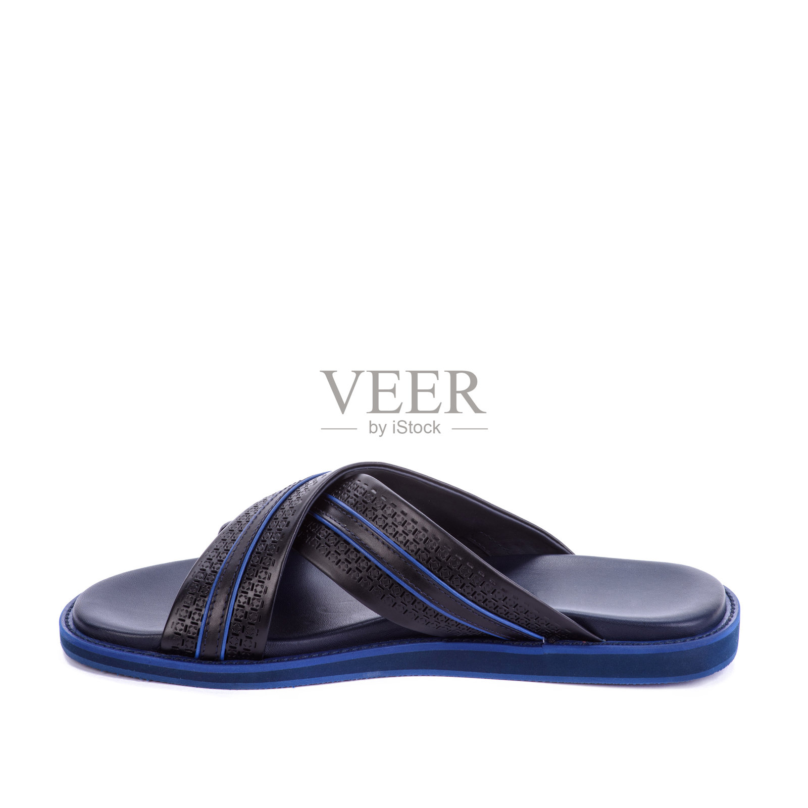 现代交叉黑蓝色男拖鞋与压花设计孤立在白色背景与复制空间。在线时尚商店或博客的模型。鞋类零售，骨科。照片摄影图片