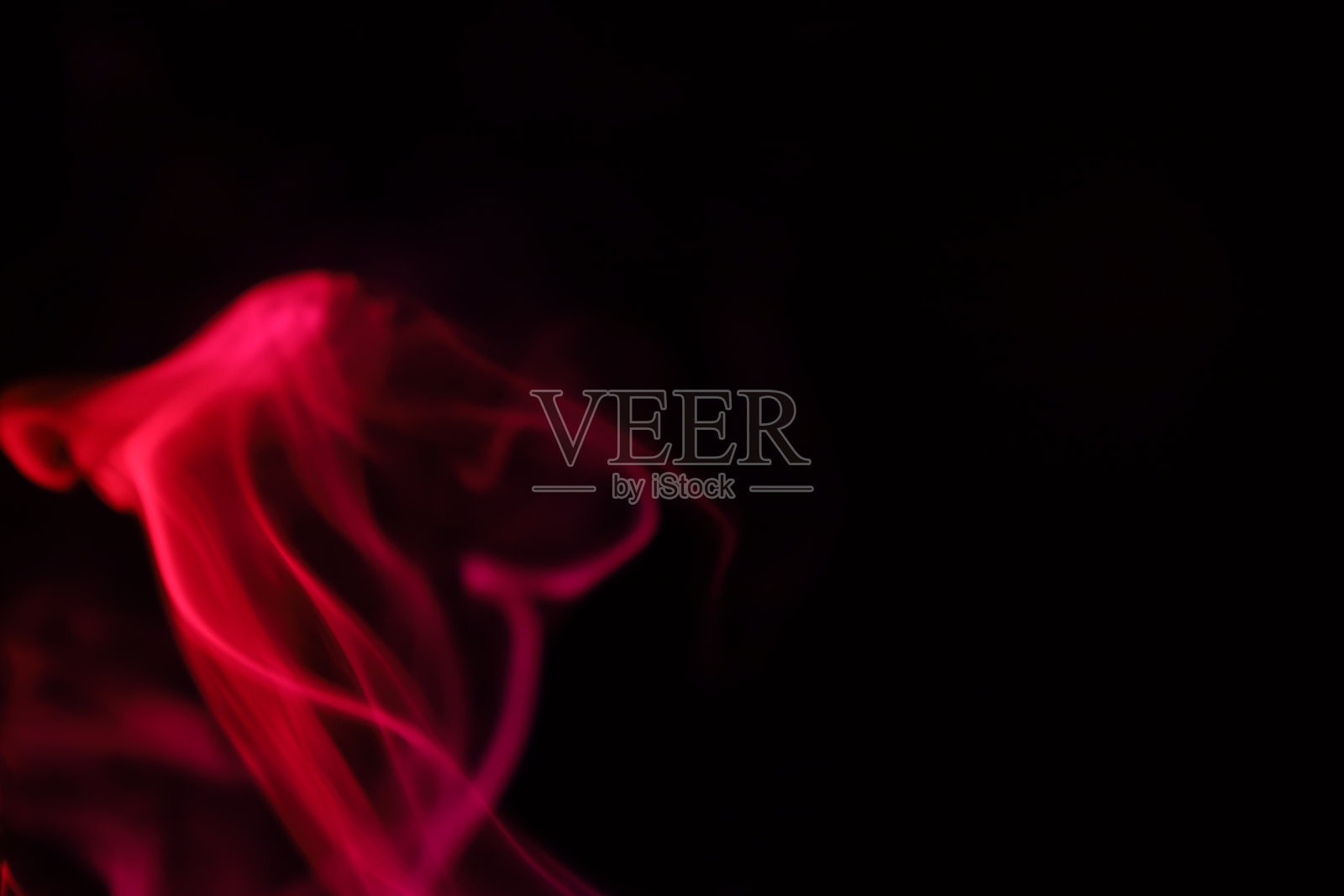 黑色背景上的红烟，色彩抽象照片摄影图片