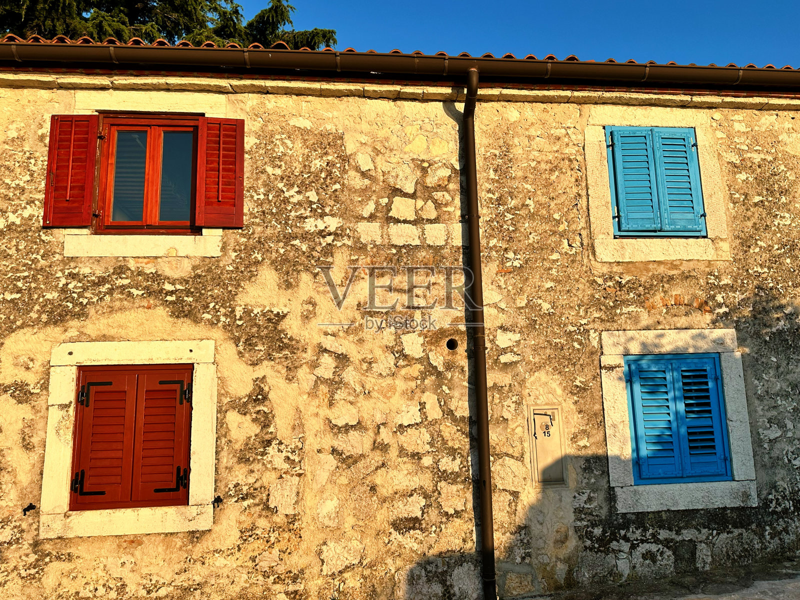 Tropea Serenity:绿松石般的海水和五颜六色的房子照片摄影图片