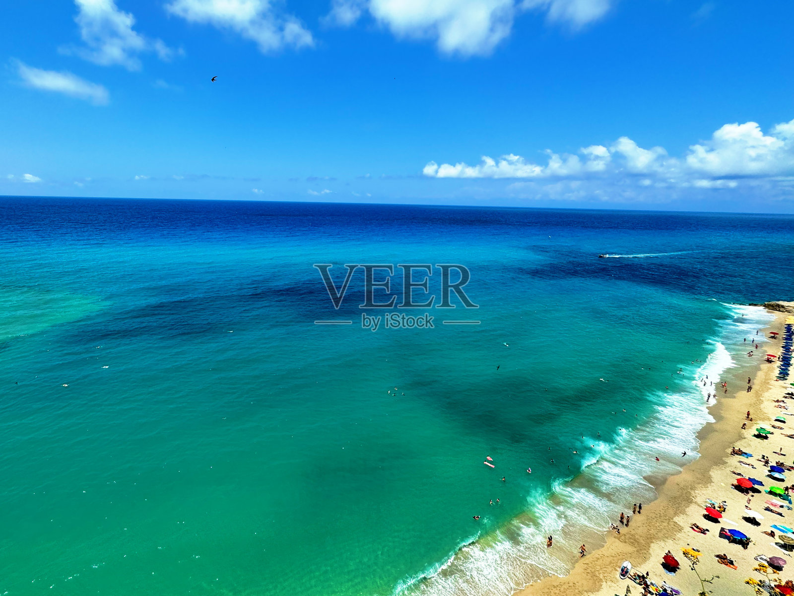 Tropea Serenity:绿松石般的海水和五颜六色的房子照片摄影图片