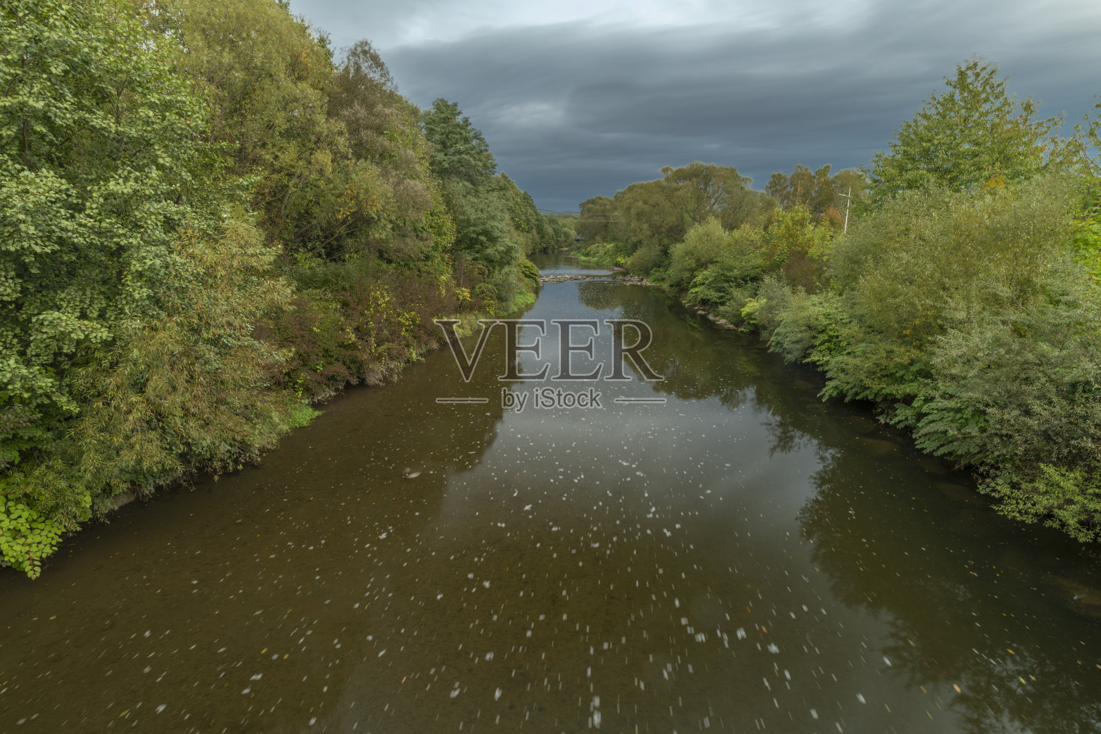 秋天多云的傍晚，瓦拉斯克梅齐里奇的罗兹诺夫斯卡贝克瓦河照片摄影图片