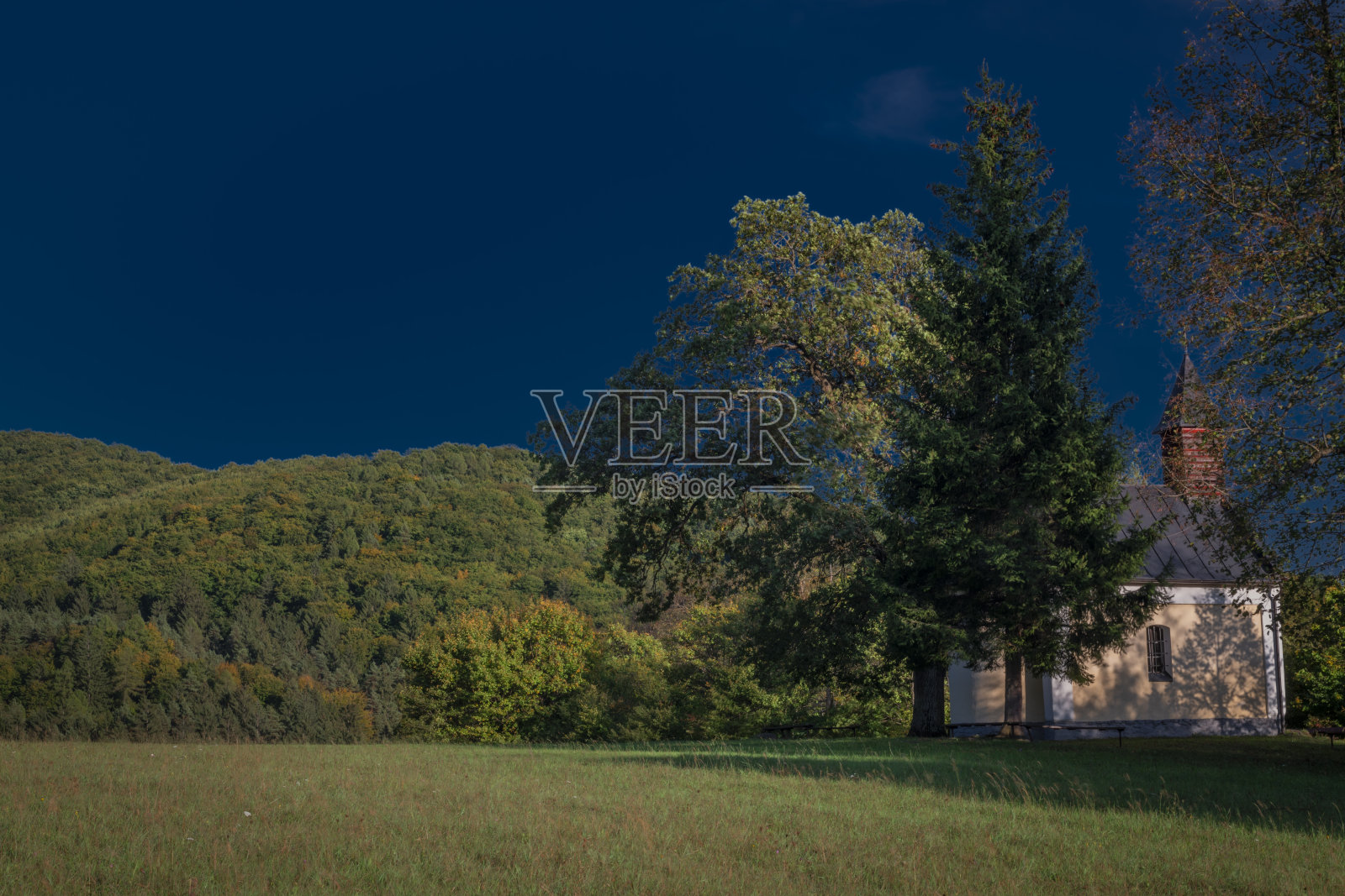 秋色傍晚，Podskalie村附近的教堂照片摄影图片