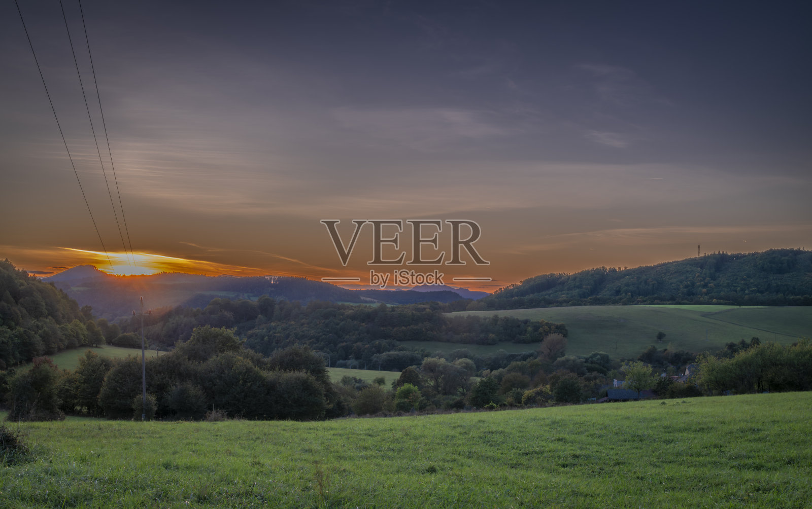 秋天傍晚，波德斯卡莉村附近的斯特拉佐夫斯克山上的草地和山丘照片摄影图片