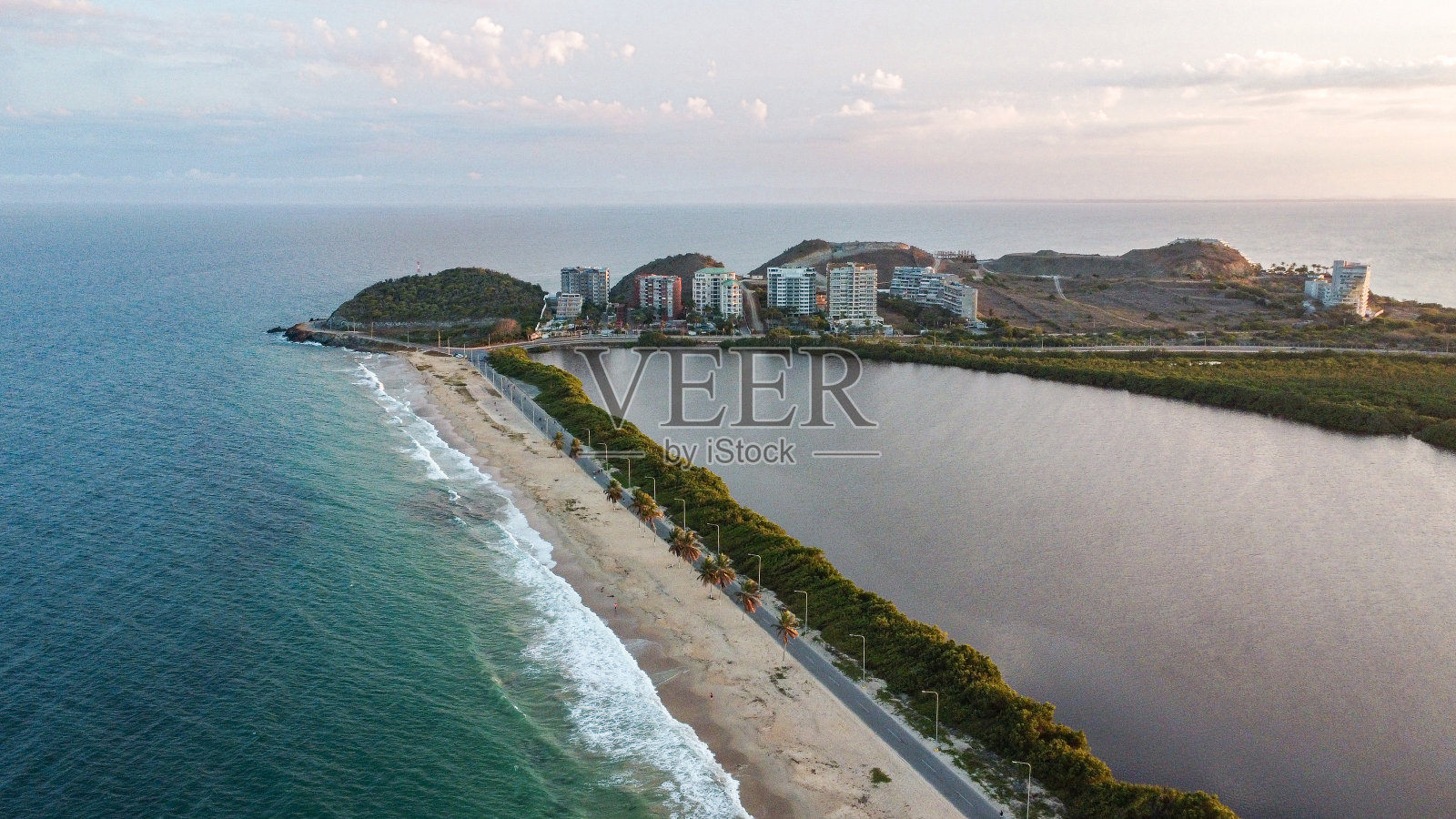 航拍莫雷诺海滩玛格丽塔岛及天使岩纪念碑照片：海滩房屋建设景观照片摄影图片