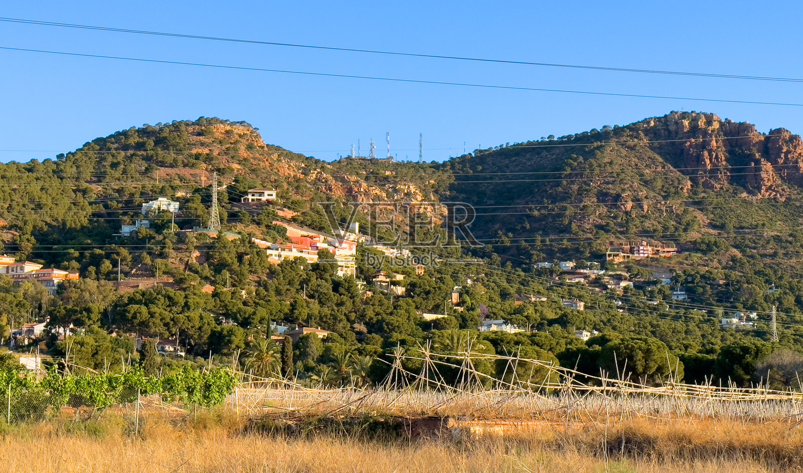 山上的房子，视野开阔。山的风景。照片摄影图片
