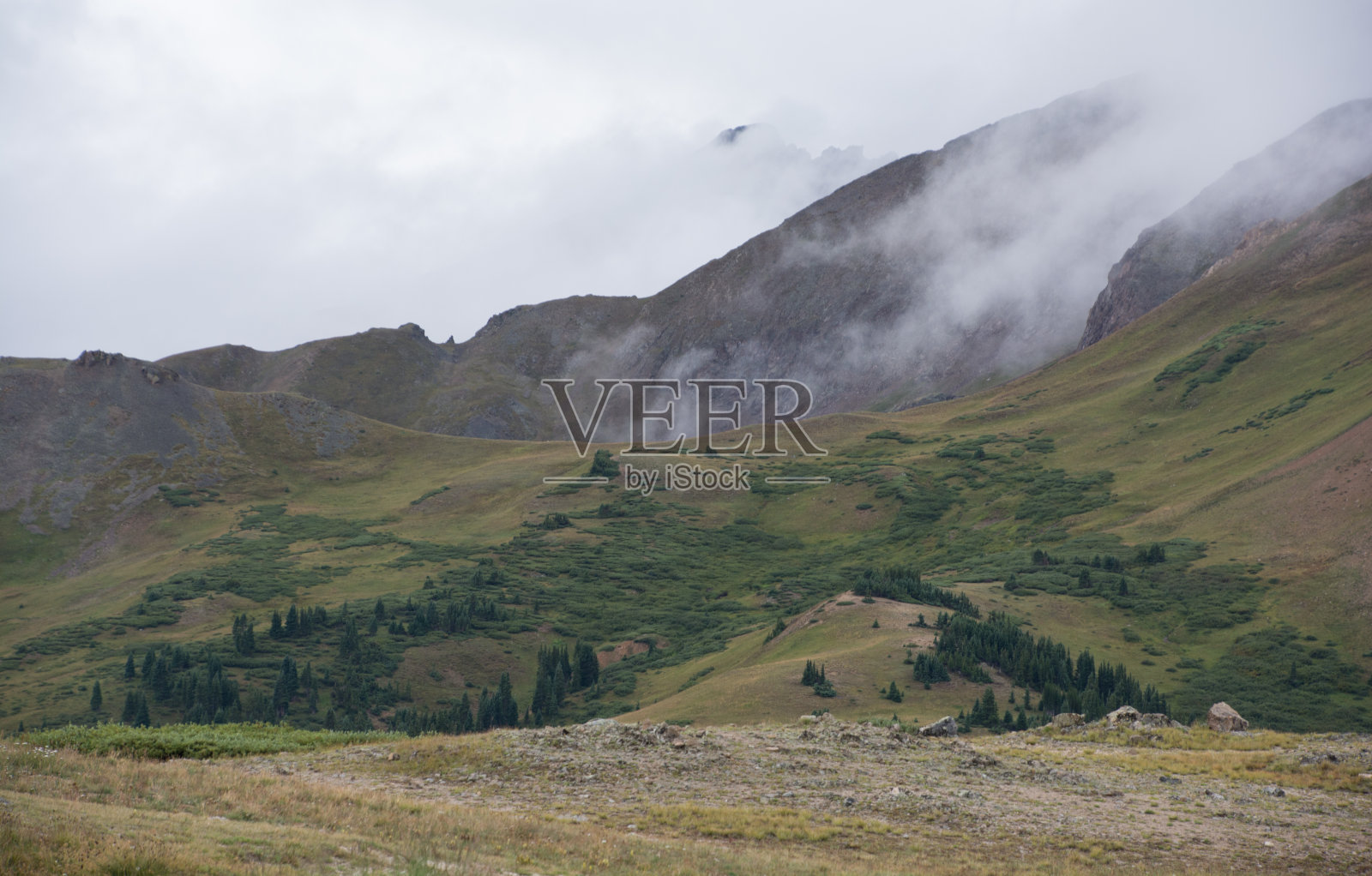 科罗拉多州独立山口山脉下的低云照片摄影图片