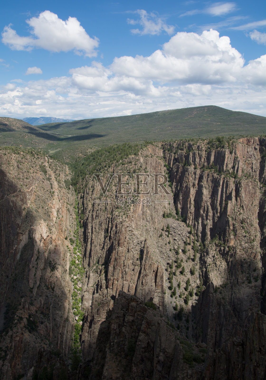 穿过黑峡谷，眺望北缘陡峭的悬崖照片摄影图片