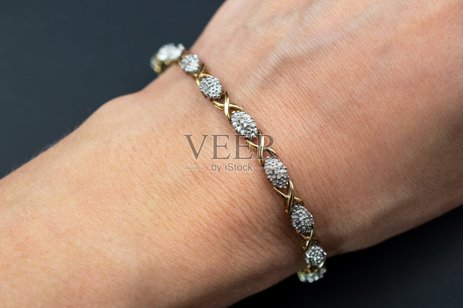 美丽的宝石水晶手镯，独特的手工石珠珠宝背景，宣传照片为网上珠宝店照片摄影图片