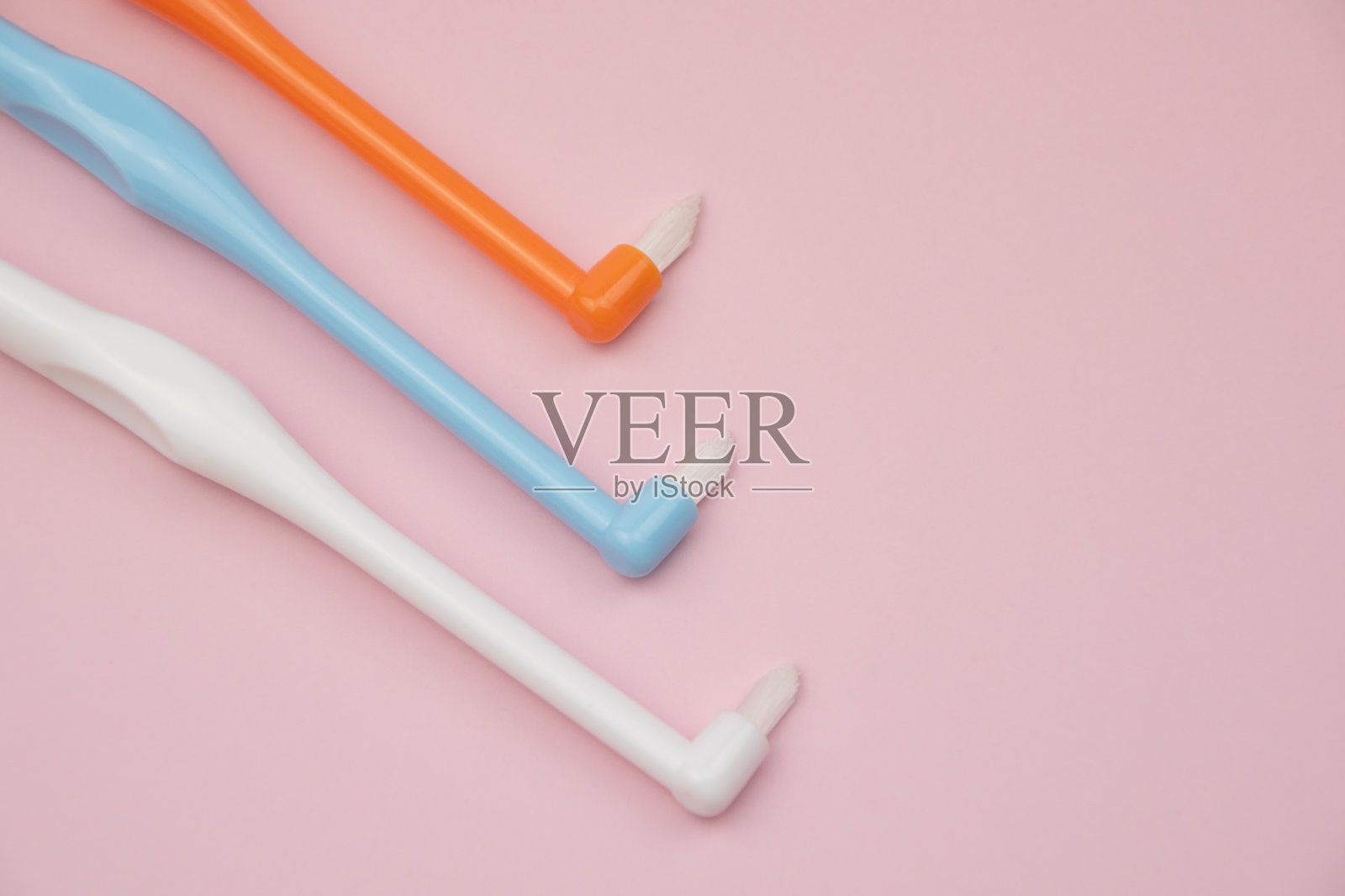 粉红色绒毛牙刷，锥形绒毛牙刷，单个紧凑的齿间间隙刷，用于细节清洁照片摄影图片