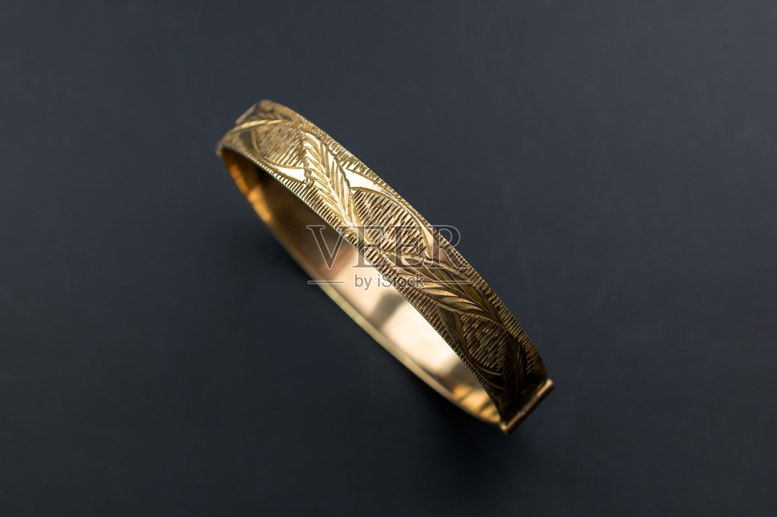 美丽的宝石水晶手镯，独特的手工石珠珠宝背景，宣传照片为网上珠宝店照片摄影图片