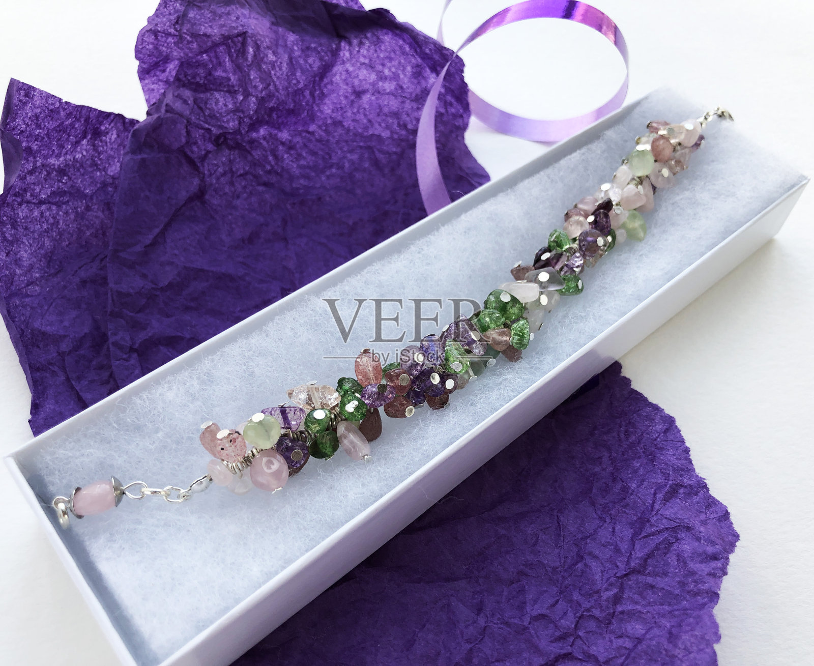 美丽的宝石水晶手镯，独特的手工石珠珠宝背景，宣传照片为网上珠宝店照片摄影图片