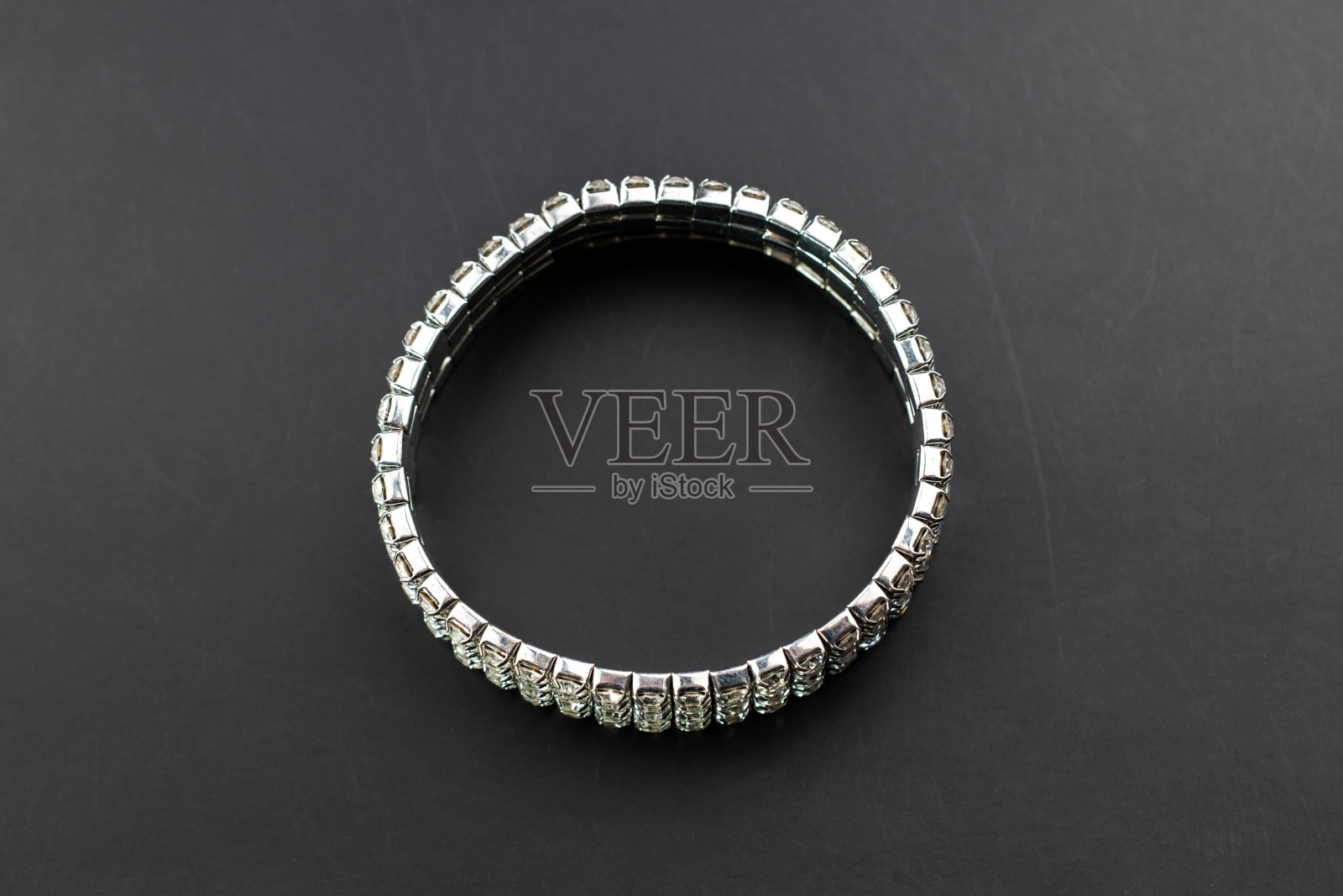 美丽的宝石水晶手镯，独特的手工石珠珠宝背景，宣传照片为网上珠宝店照片摄影图片