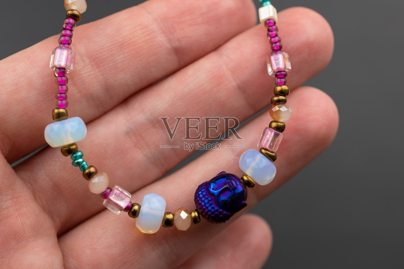 美丽的宝石水晶手镯，独特的手工石珠珠宝背景，宣传照片为网上珠宝店照片摄影图片