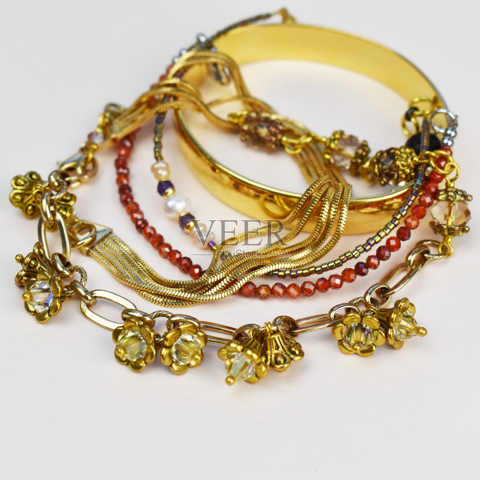 美丽的宝石水晶手镯，独特的手工石珠珠宝背景，宣传照片为网上珠宝店照片摄影图片