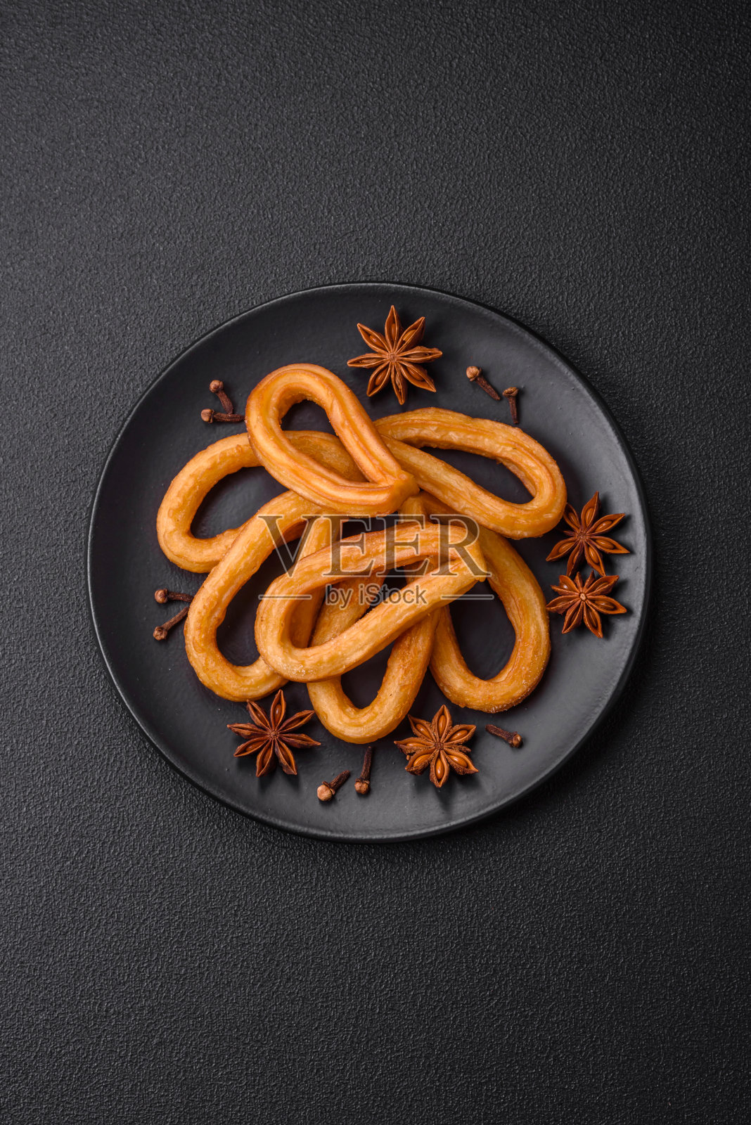 甜甜的甜甜圈，里面有糖粉和奶油照片摄影图片