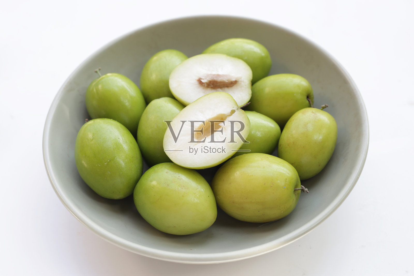 白色背景上的青枣果实。照片摄影图片