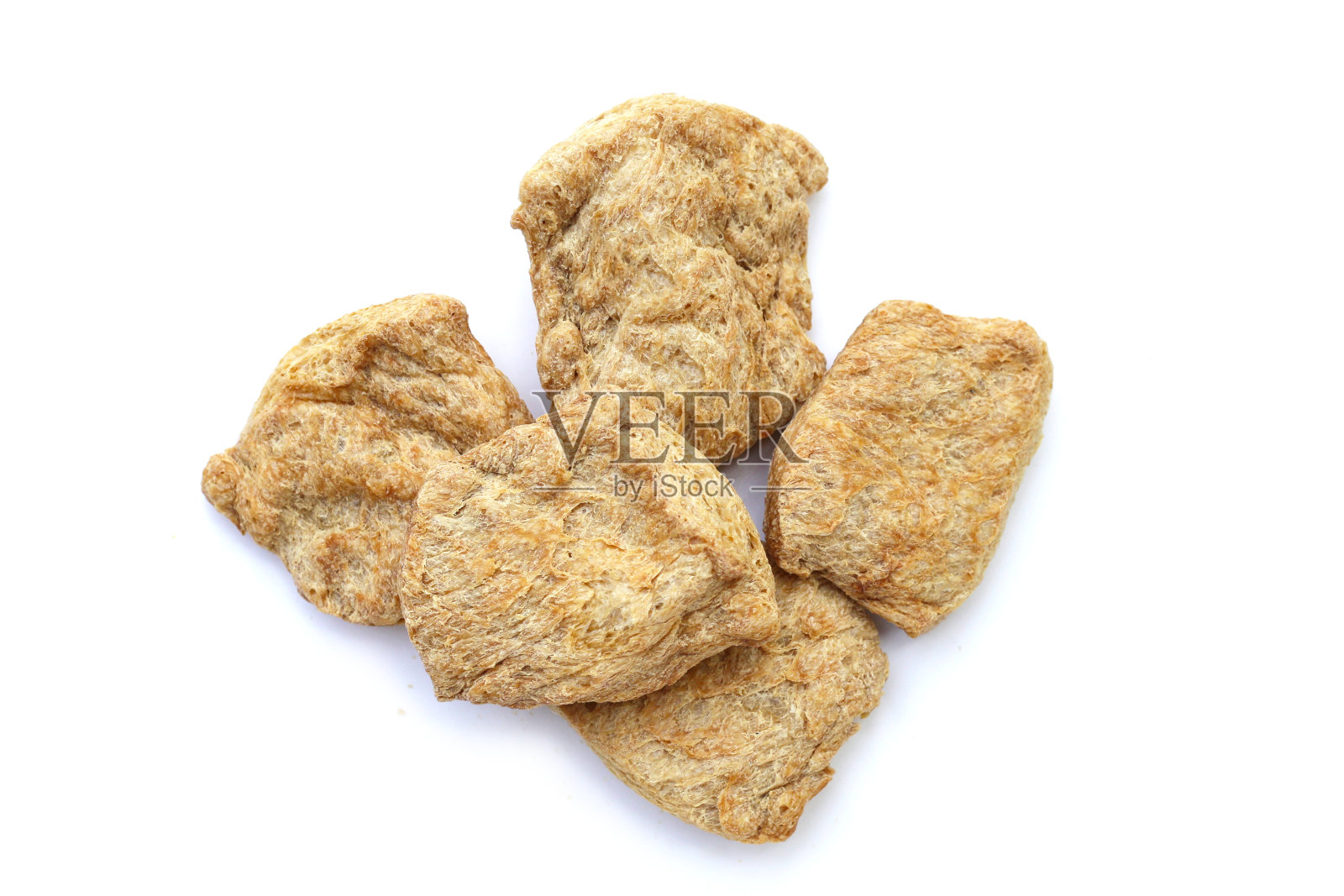 白色背景上的纹理大豆蛋白。照片摄影图片