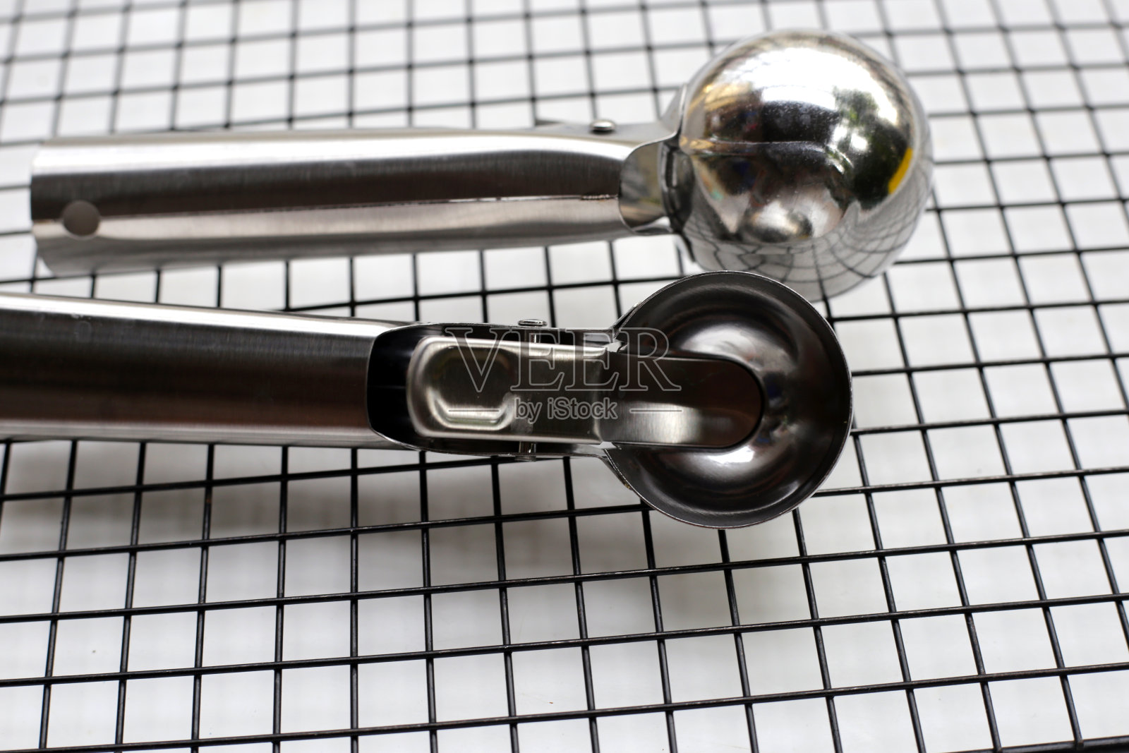 冰淇淋勺放在冷却架上照片摄影图片