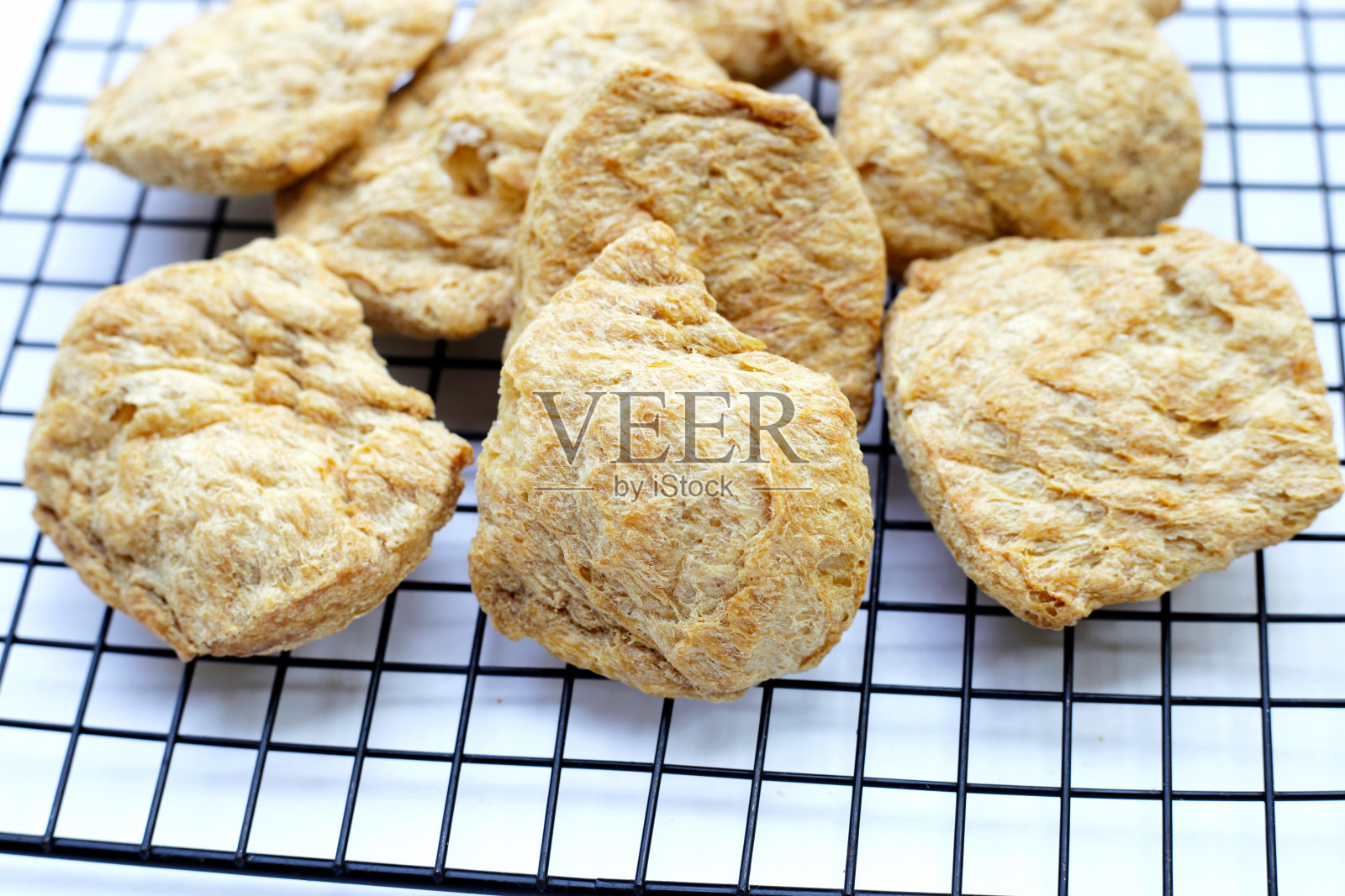 在冷却架上的有质感的大豆蛋白。照片摄影图片