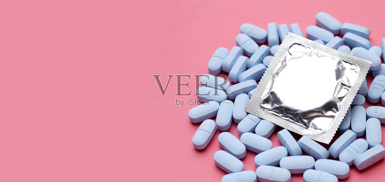 带有暴露前预防措施(PrEP)的避孕套是预防感染艾滋病毒的药物照片摄影图片