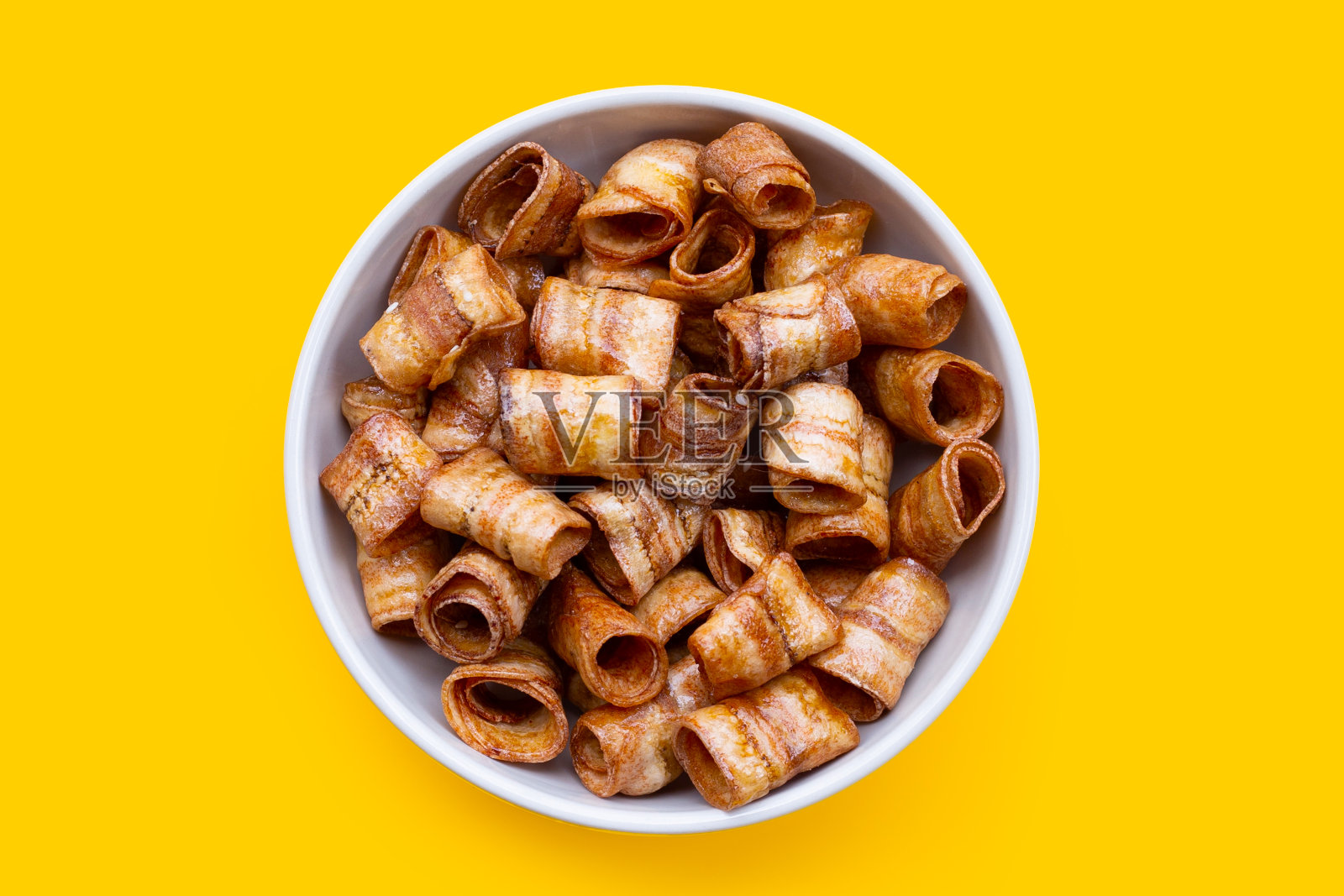 干香蕉卷片上白。照片摄影图片