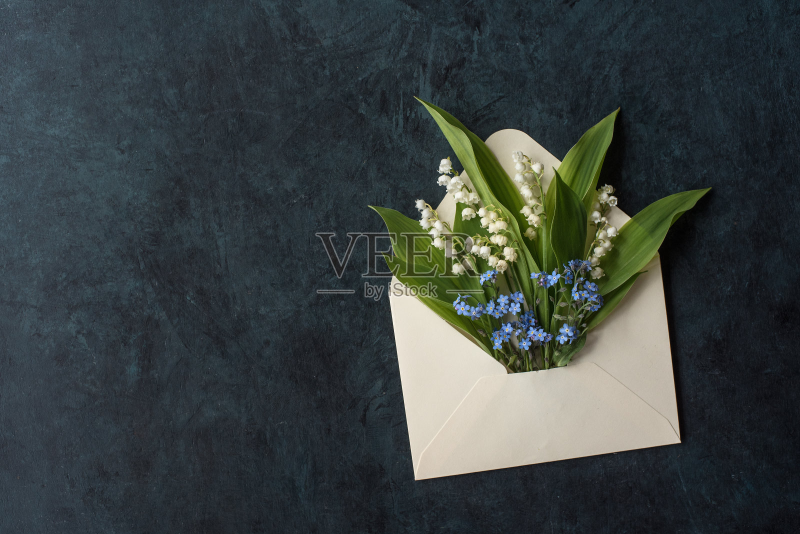 带信封和鲜花的母亲节卡片照片摄影图片