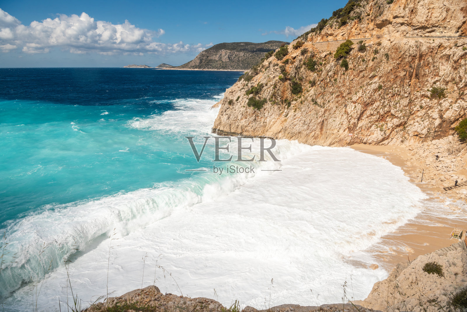 土耳其安塔利亚省卡尔坎镇附近的卡普塔斯海滩。在春天暴风雨的日子里的景色。照片摄影图片