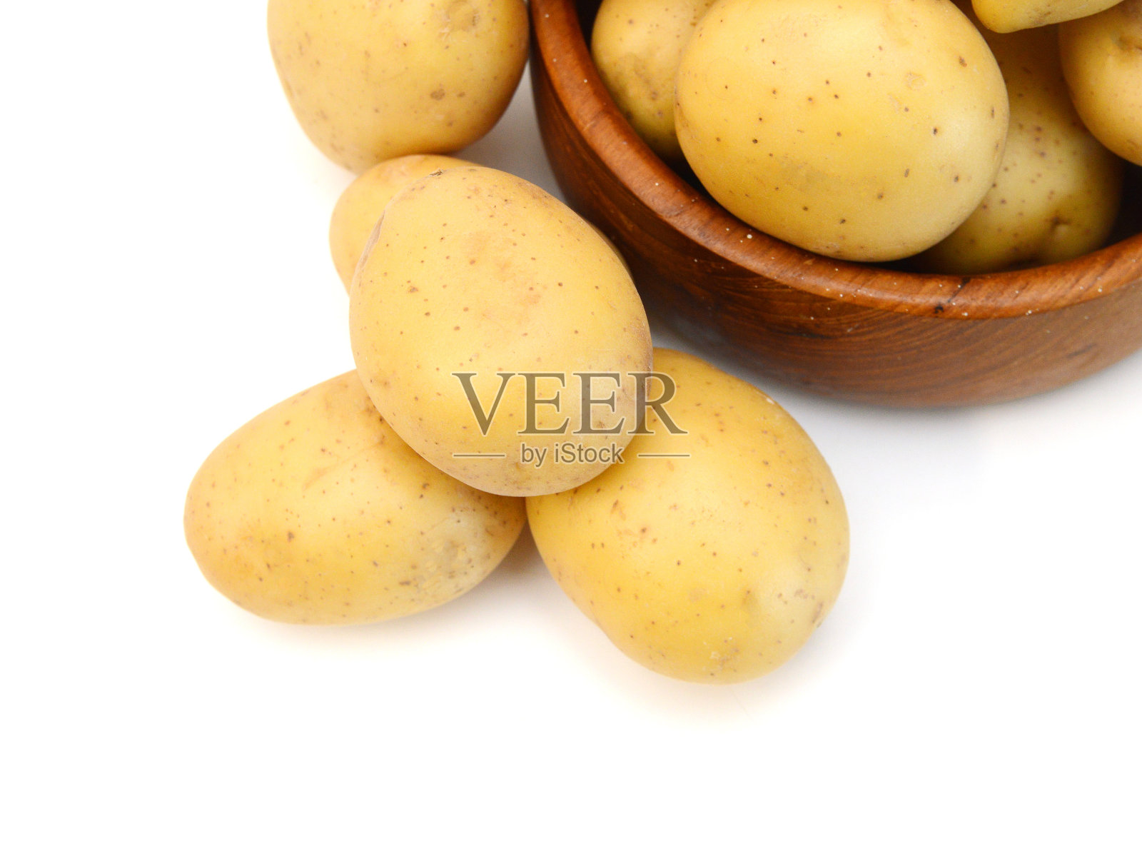 一个长赤褐色土豆在白色照片摄影图片